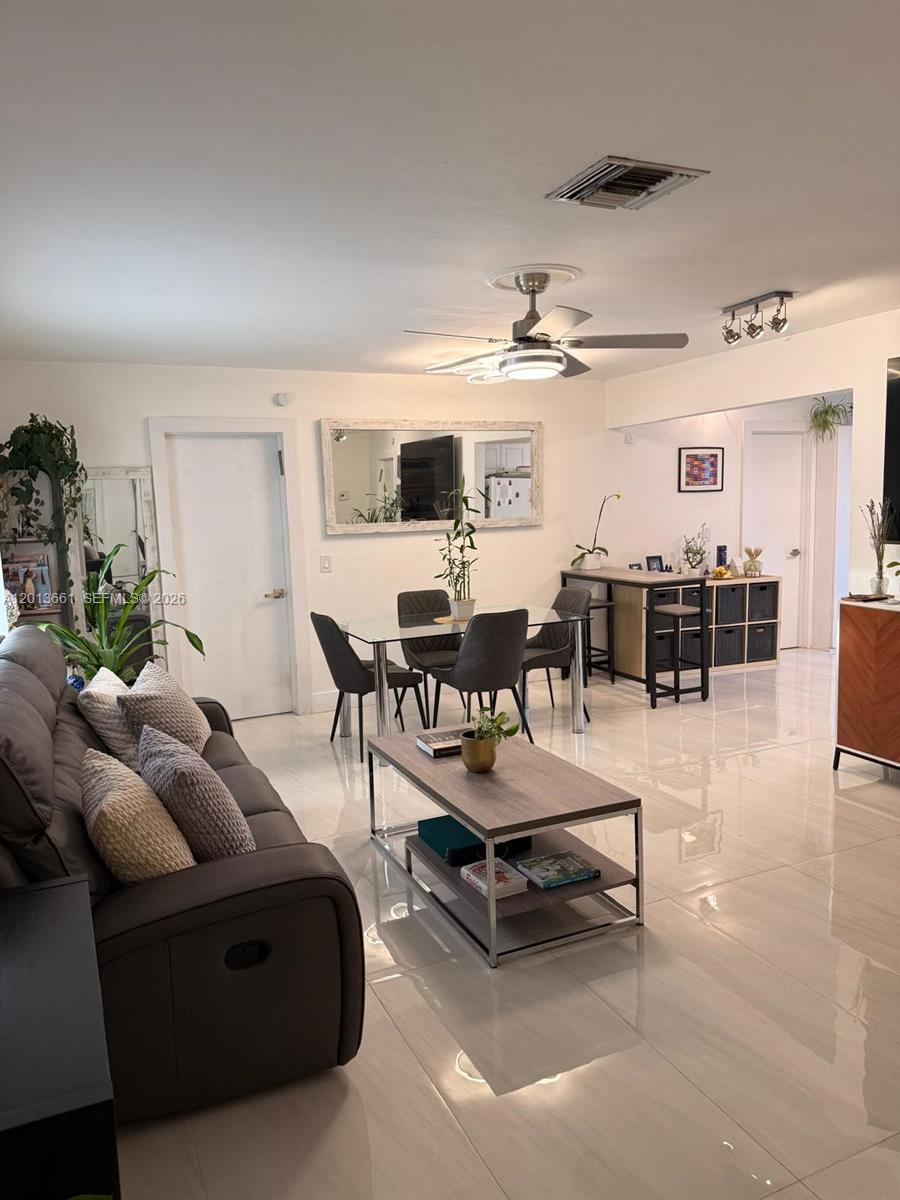 1001 NE 10th St 2