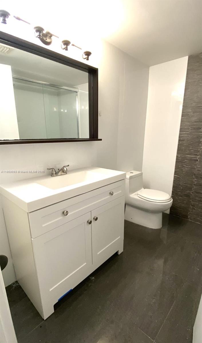 BEAUTIFUL CORNER 1/BED, 1/BATH GREAT LOCATION. Open layout integrating the beautiful designer remodeled kitchen with SS appliances, dining & living areas are leading into a large terrace with spectacular garden view. Porcelain floors throughout, large master & amazing master bath. Washer & dryer inside unit. Club house pool, sauna, tennis court, gym, racquetball, gated community. Current rented for $2,200. The location is great, the property is a few minutes walk to the Win Dixie supermarket, CVS, Doral City Place, strip shopping center with a variety of restaurants. Easy access to Turnpike, Palmetto Expressway & 836. Great investment opportunity.