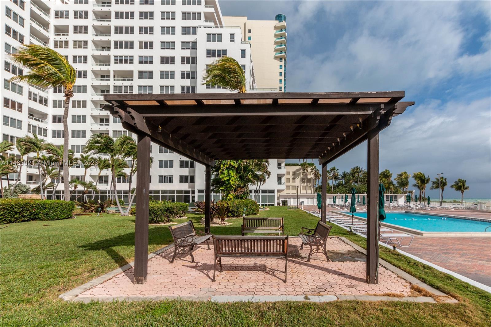 THE CARRIAGE CLUB - Residential Lease