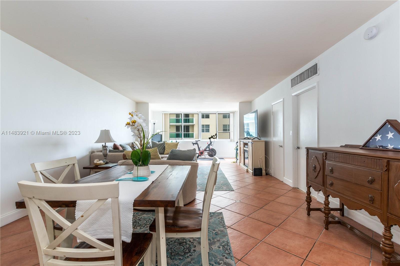 THE CARRIAGE CLUB - Residential Lease