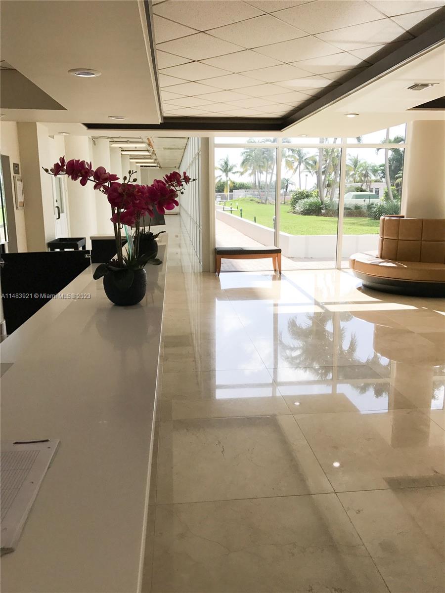 THE CARRIAGE CLUB - Residential Lease