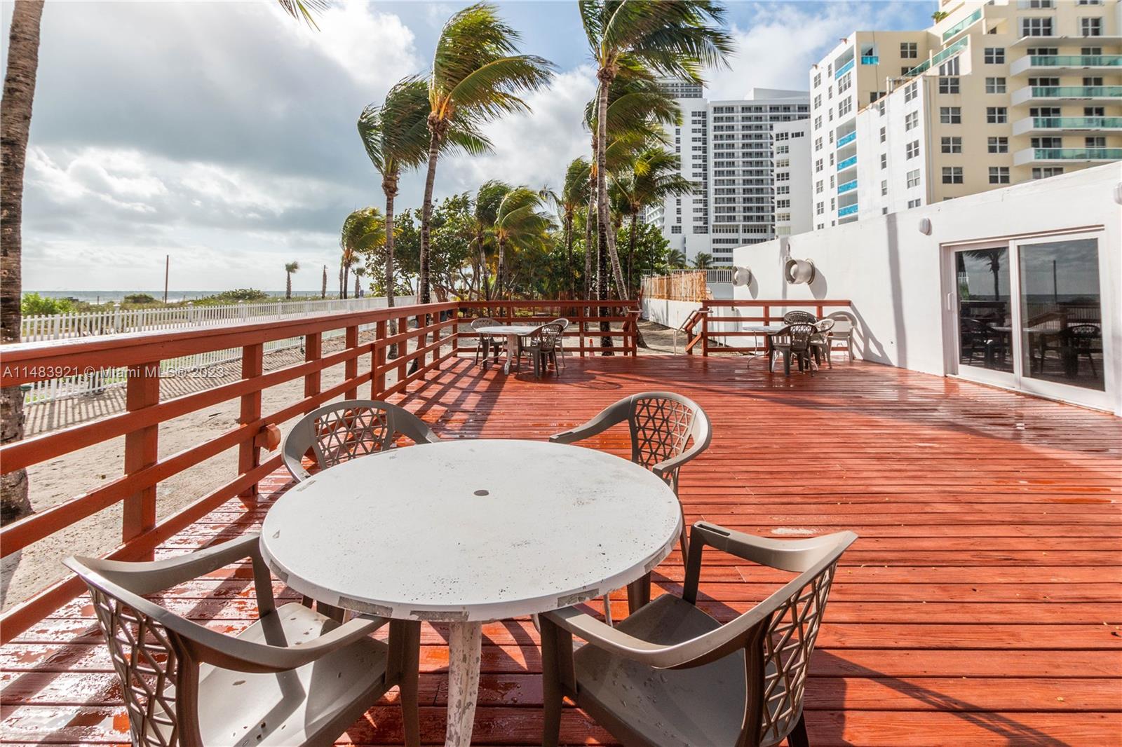 THE CARRIAGE CLUB - Residential Lease