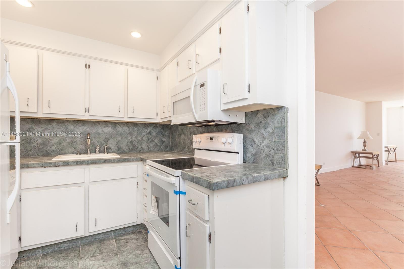 THE CARRIAGE CLUB - Residential Lease