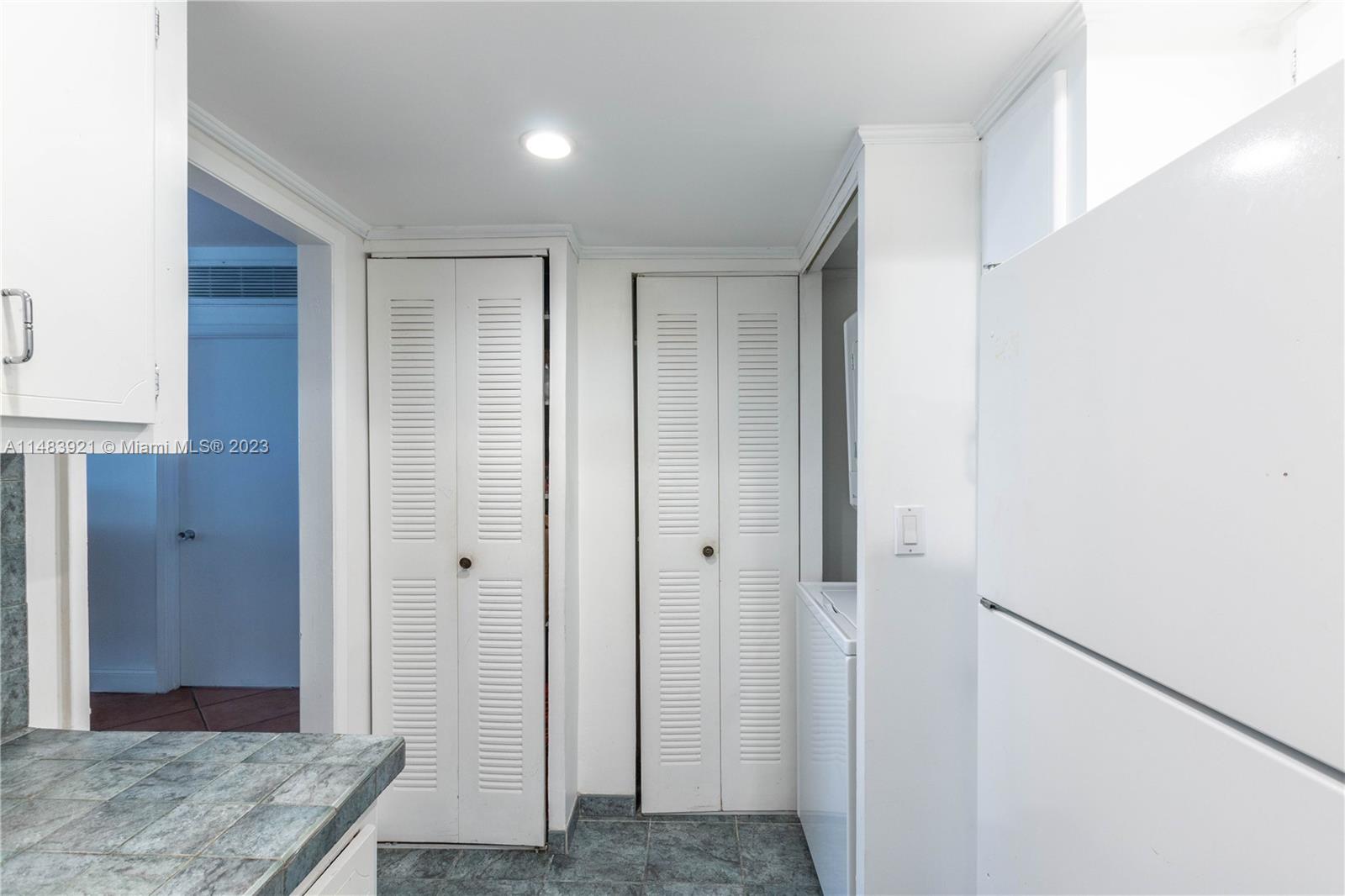 THE CARRIAGE CLUB - Residential Lease