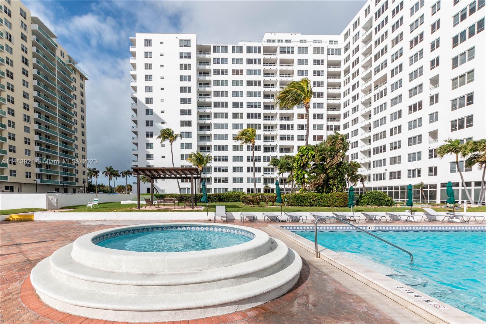 THE CARRIAGE CLUB - Residential Lease