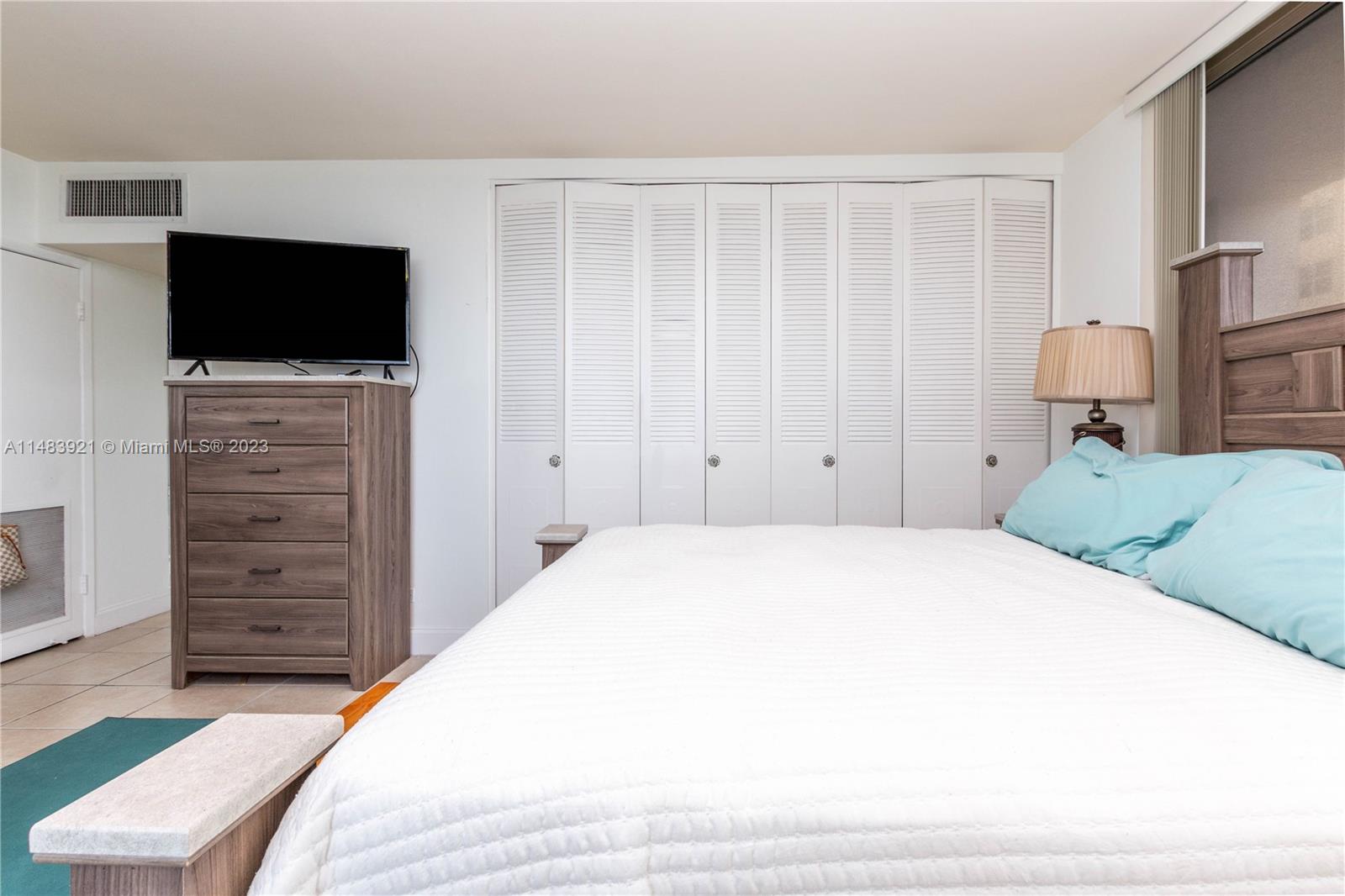 THE CARRIAGE CLUB - Residential Lease
