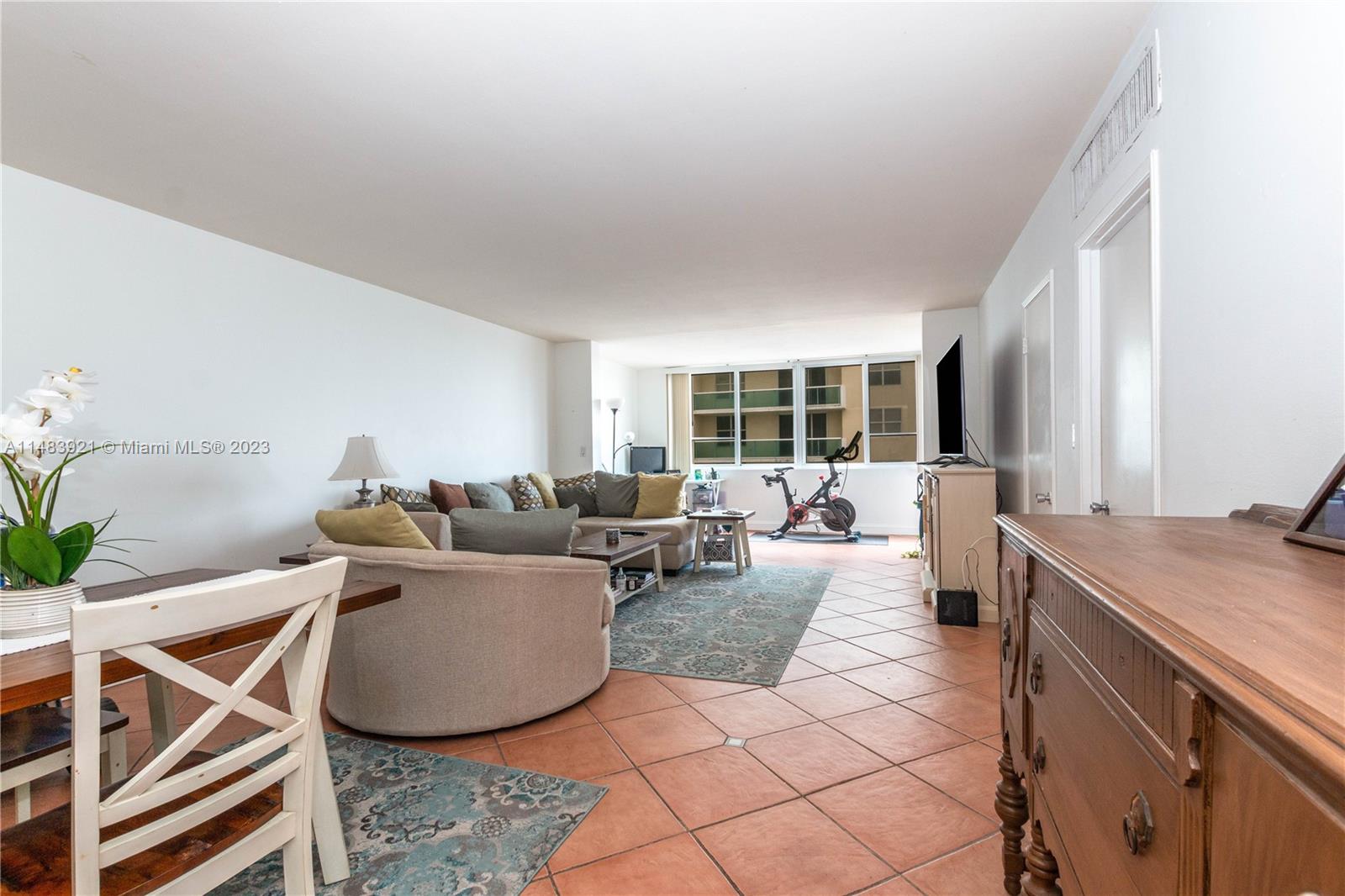 THE CARRIAGE CLUB - Residential Lease