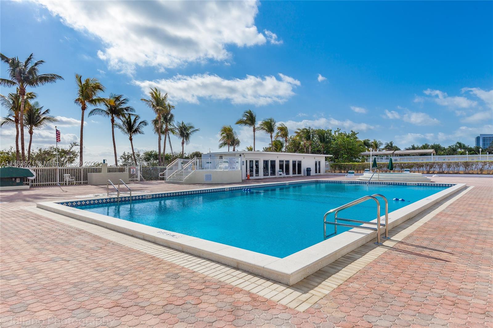 THE CARRIAGE CLUB - Residential Lease
