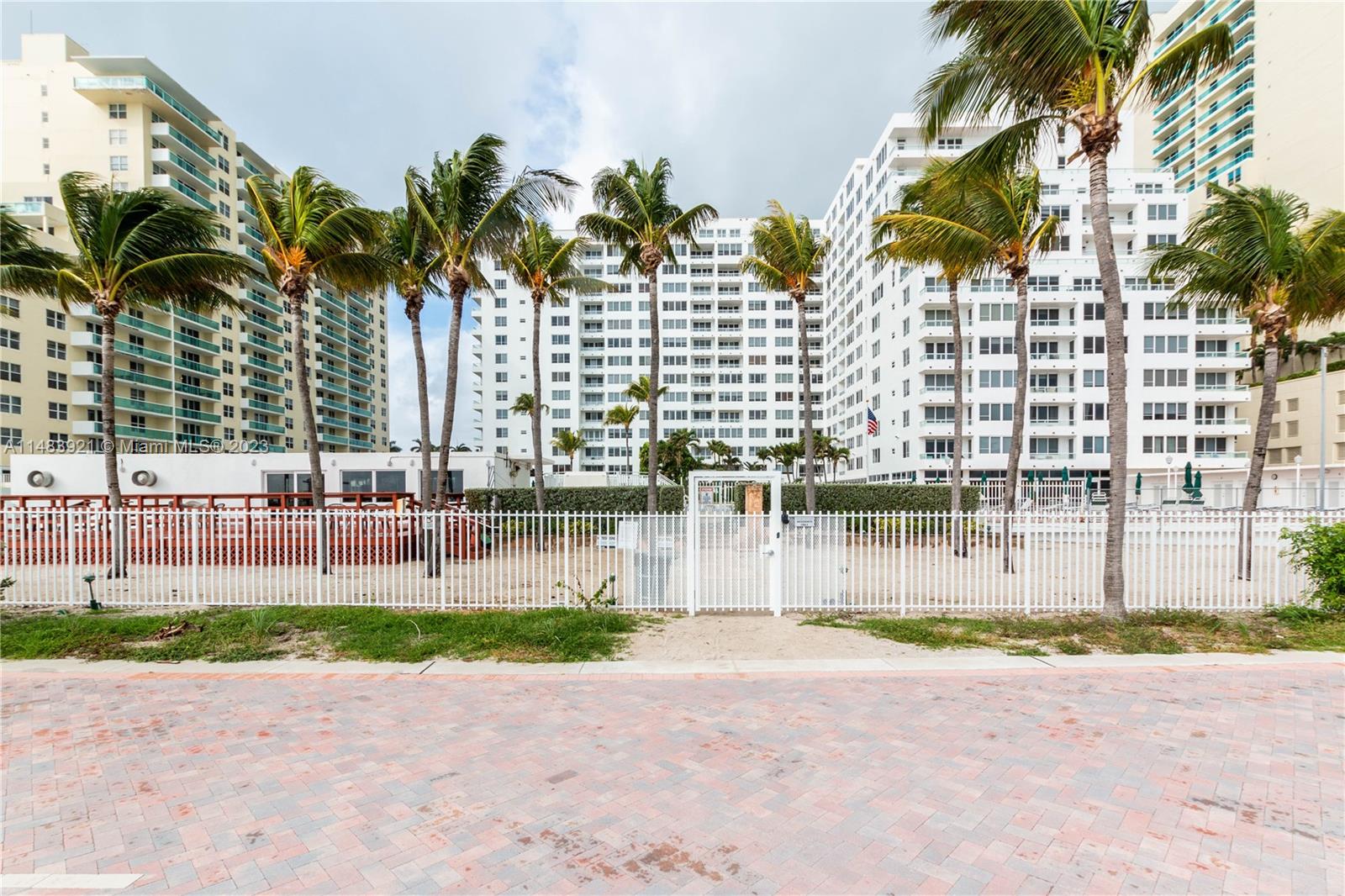 THE CARRIAGE CLUB - Residential Lease