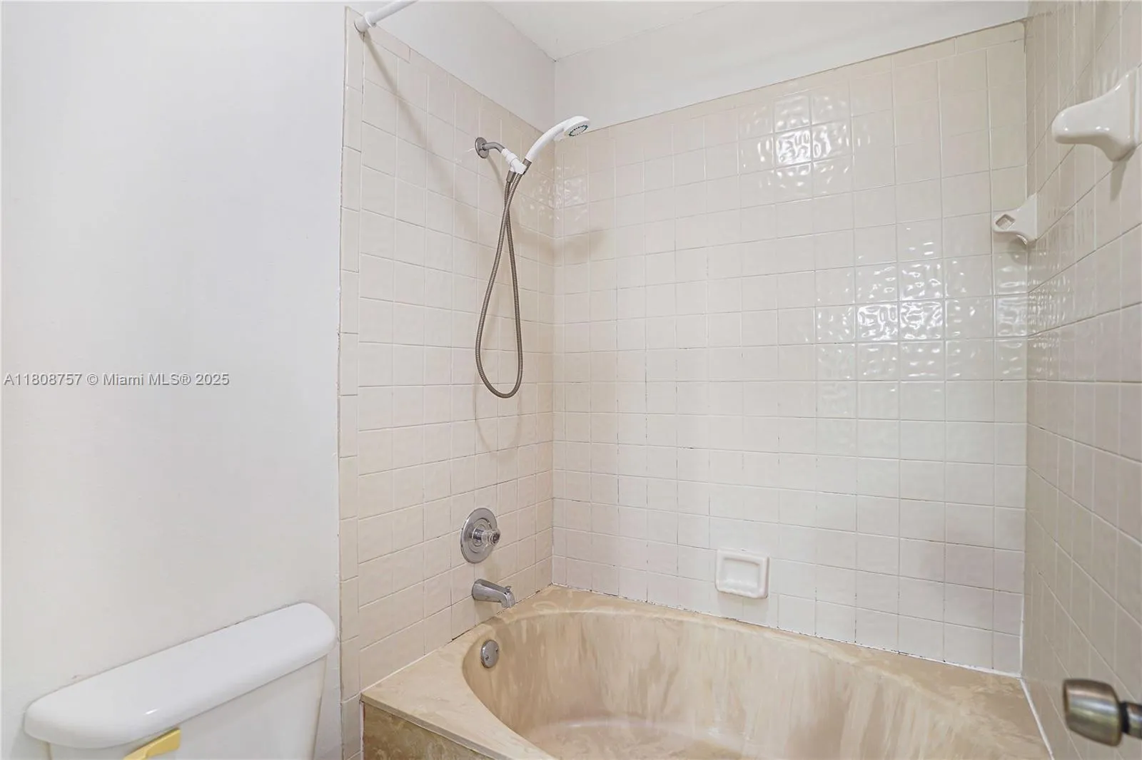 Aventura, Florida 33180, United States, 3 Bedrooms Bedrooms, ,2 BathroomsBathrooms,Residential,Active,136515