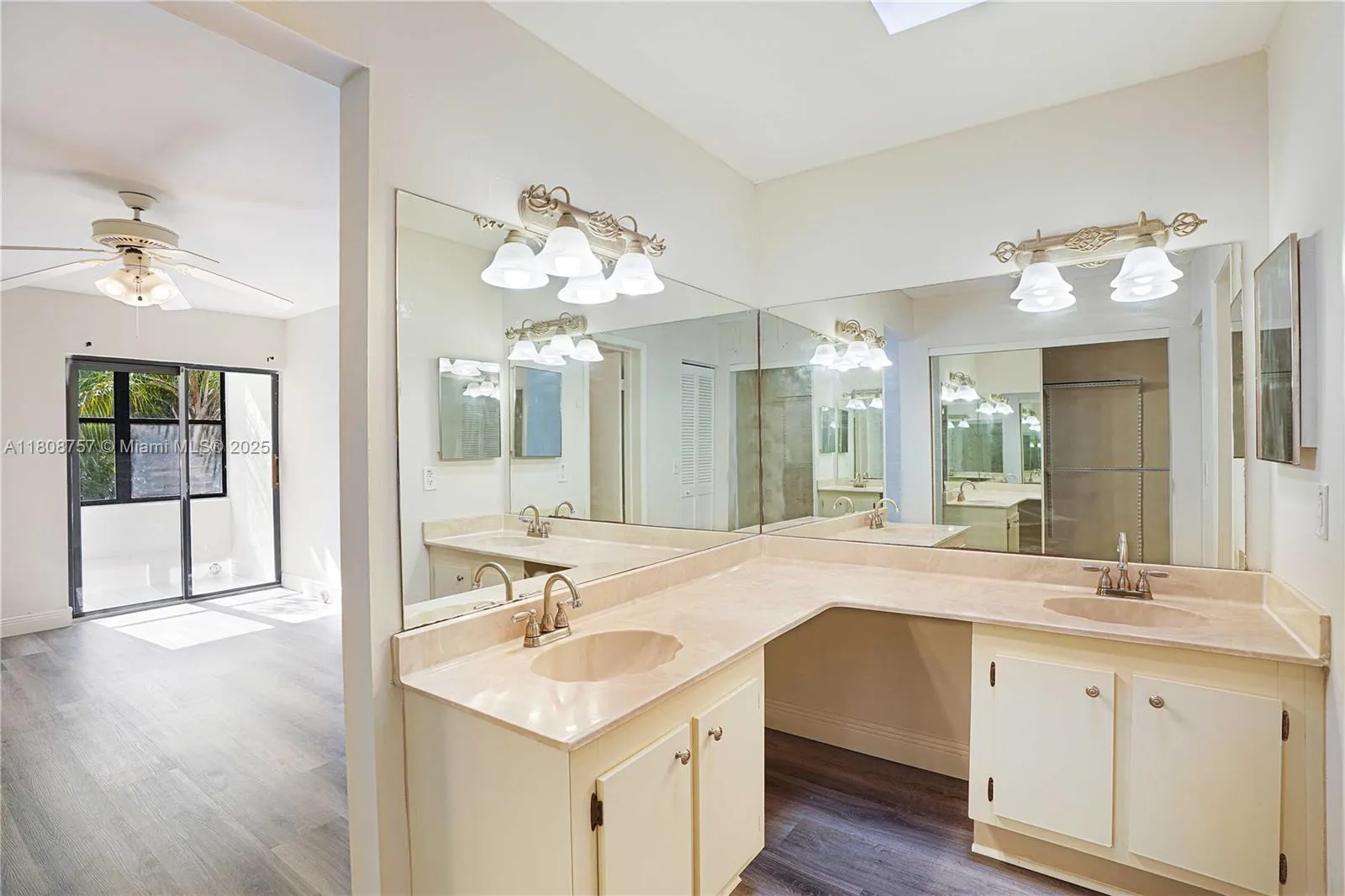 Aventura, Florida 33180, United States, 3 Bedrooms Bedrooms, ,2 BathroomsBathrooms,Residential,Active,136515