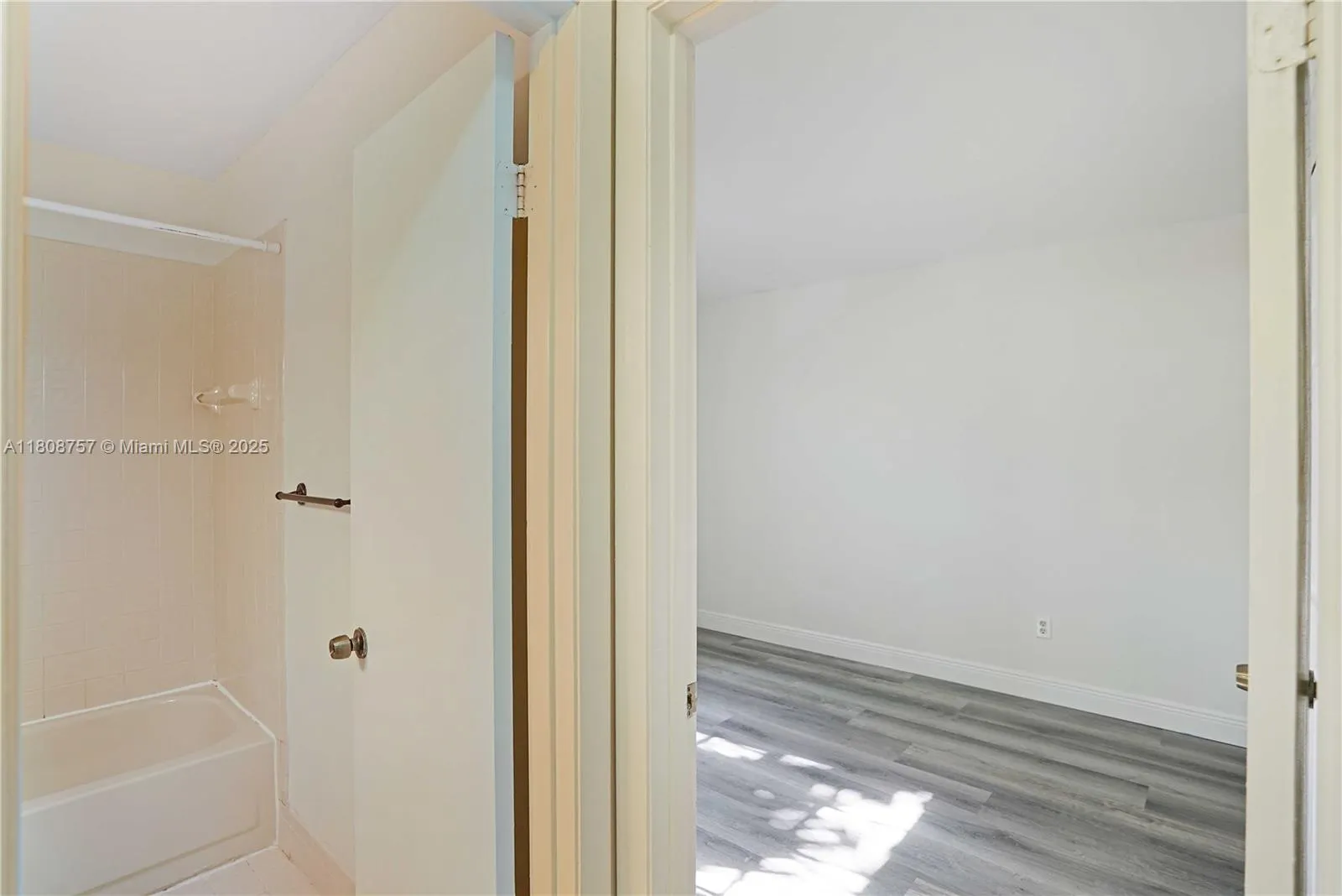 Aventura, Florida 33180, United States, 3 Bedrooms Bedrooms, ,2 BathroomsBathrooms,Residential,Active,136515