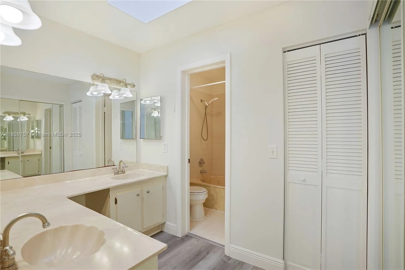 Aventura, Florida 33180, United States, 3 Bedrooms Bedrooms, ,2 BathroomsBathrooms,Residential,Active,136515