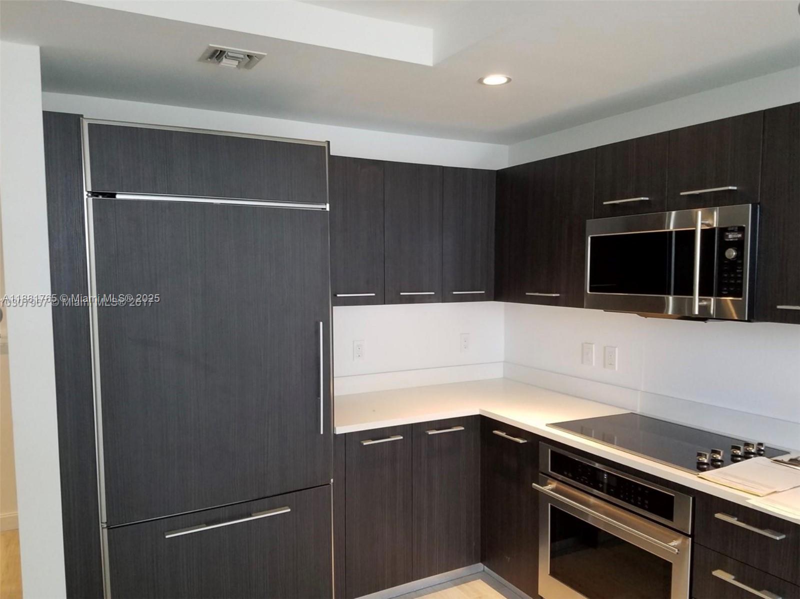 Great Unit 1bd 1.5 bath + Den!! Located on the heart of Brickell, custom closets, stainless steel appliances, new cabinets, washer/dryer, bath tub and shower glass, double sink in master room. 1 parkings space , basic cable and internet included, in front Mary Brickell Village