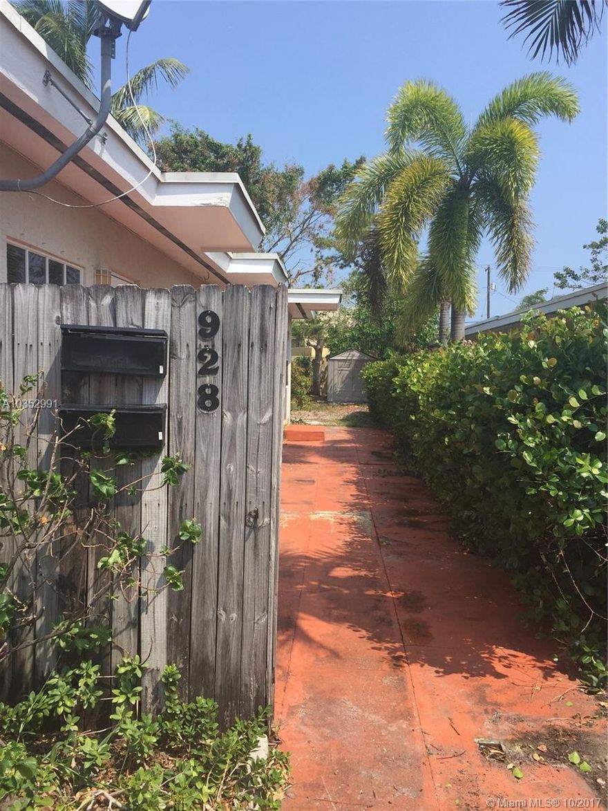 Right in the HEART of Victoria Park. Close to the beaches, Las Olas, restaurants and shopping. Cute one bedroom with walk in closet and lots of windows for nice sunlight. This duplex has a shared back yard and a washer and dryer. Brand new townhouses directly across the street and beautiful to look at. This is a must rent!!