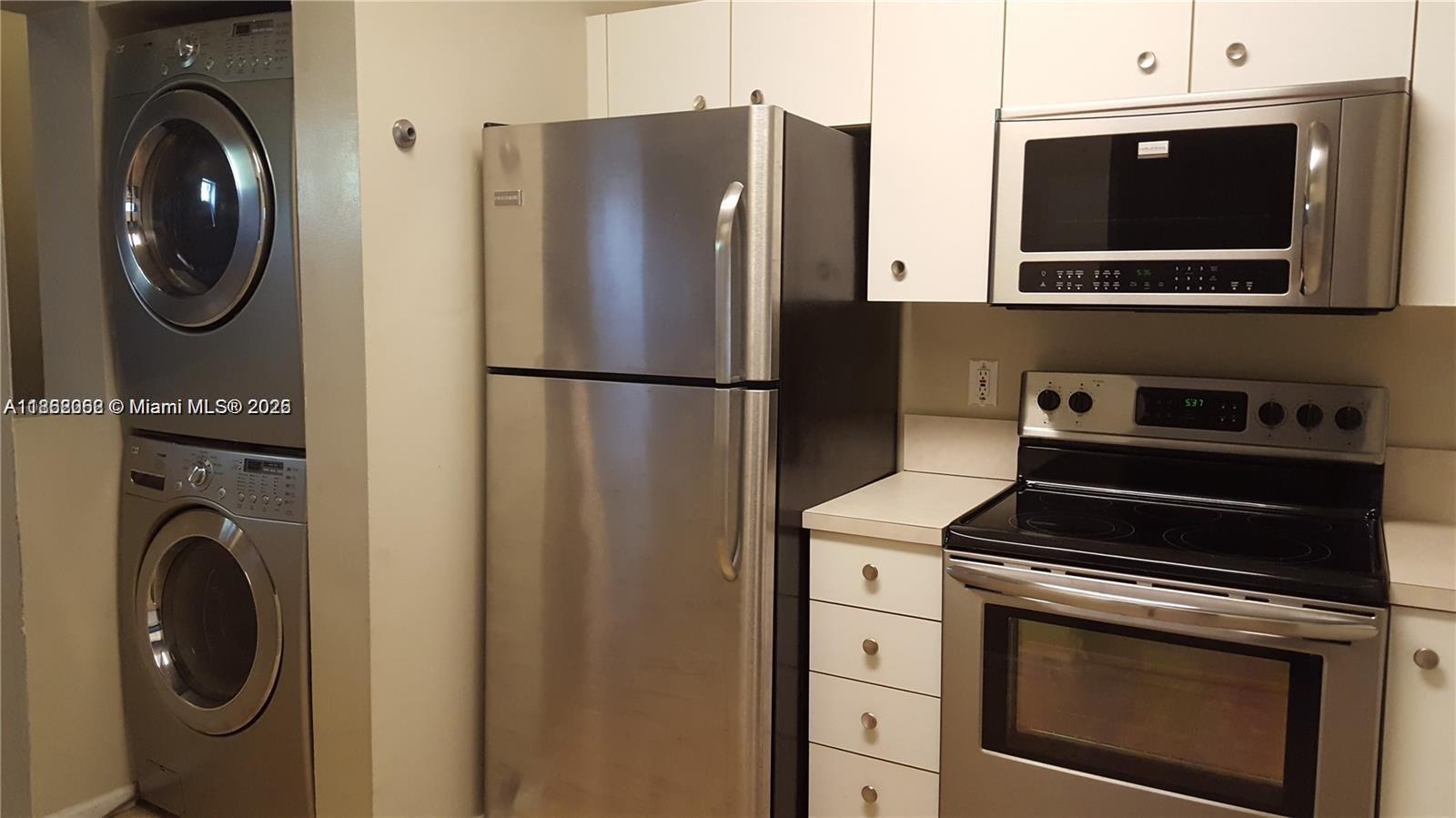 Beautiful apartment 2 beds/ 2 baths, wood floors, amazing and modern kitchen with S/S appliances, washer an dryer inside the unit, Balcony with nice view, quick association approval, school across park & magnet school 2 blocks away. Excellent location