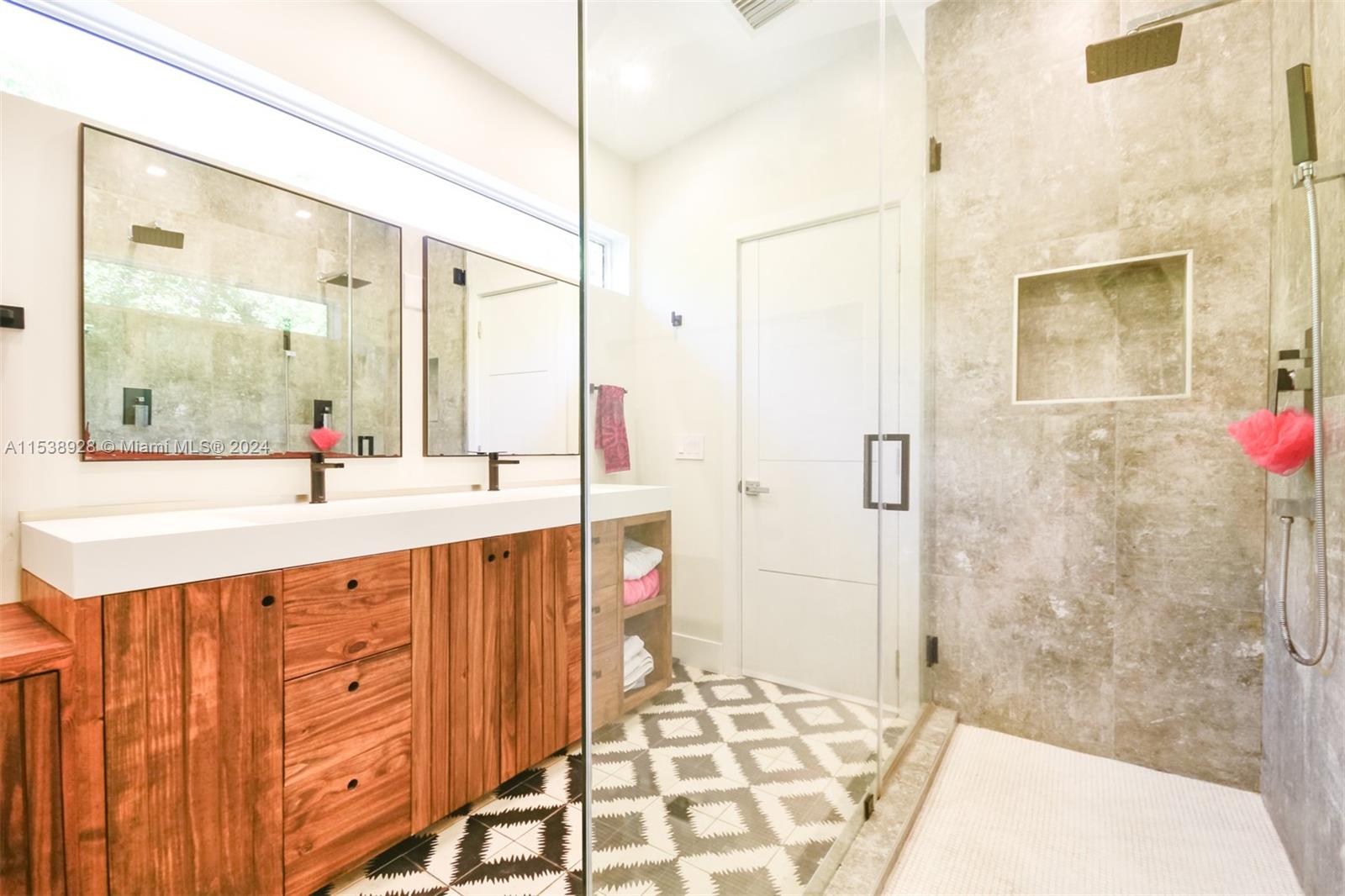 BAYSHORE PLAZA UNIT NO 6 - Residential