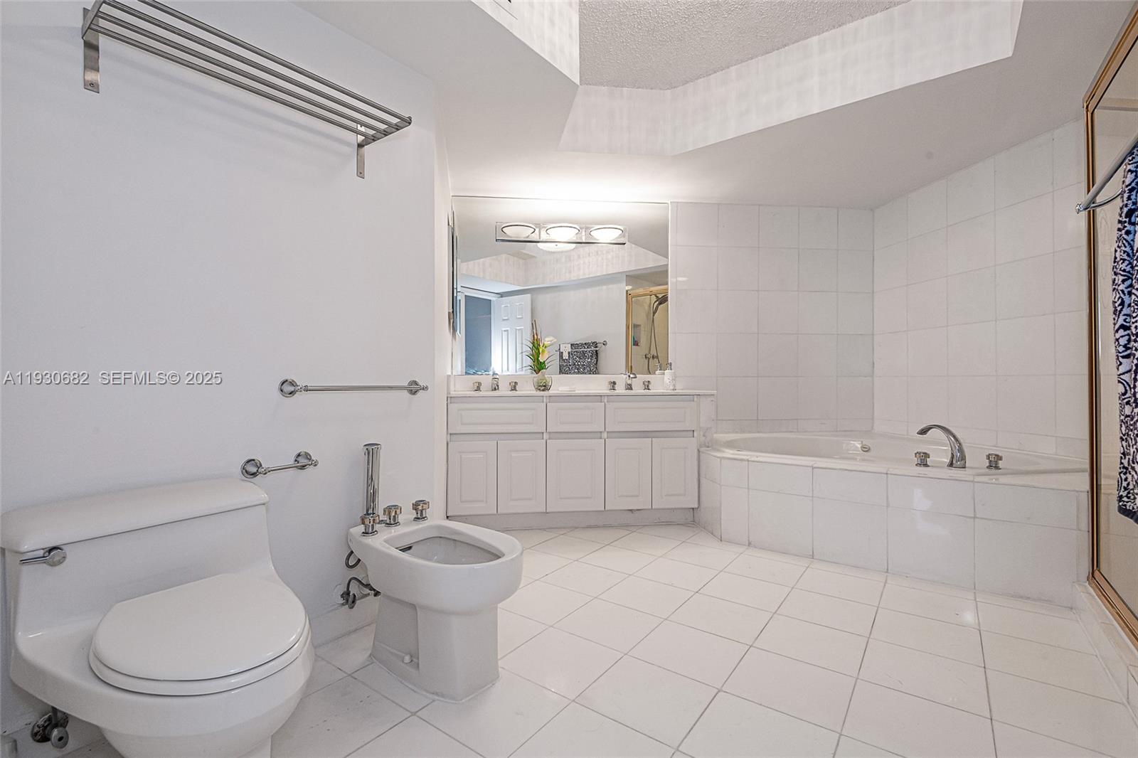 LA GORCE PALACE CONDO - Residential Lease