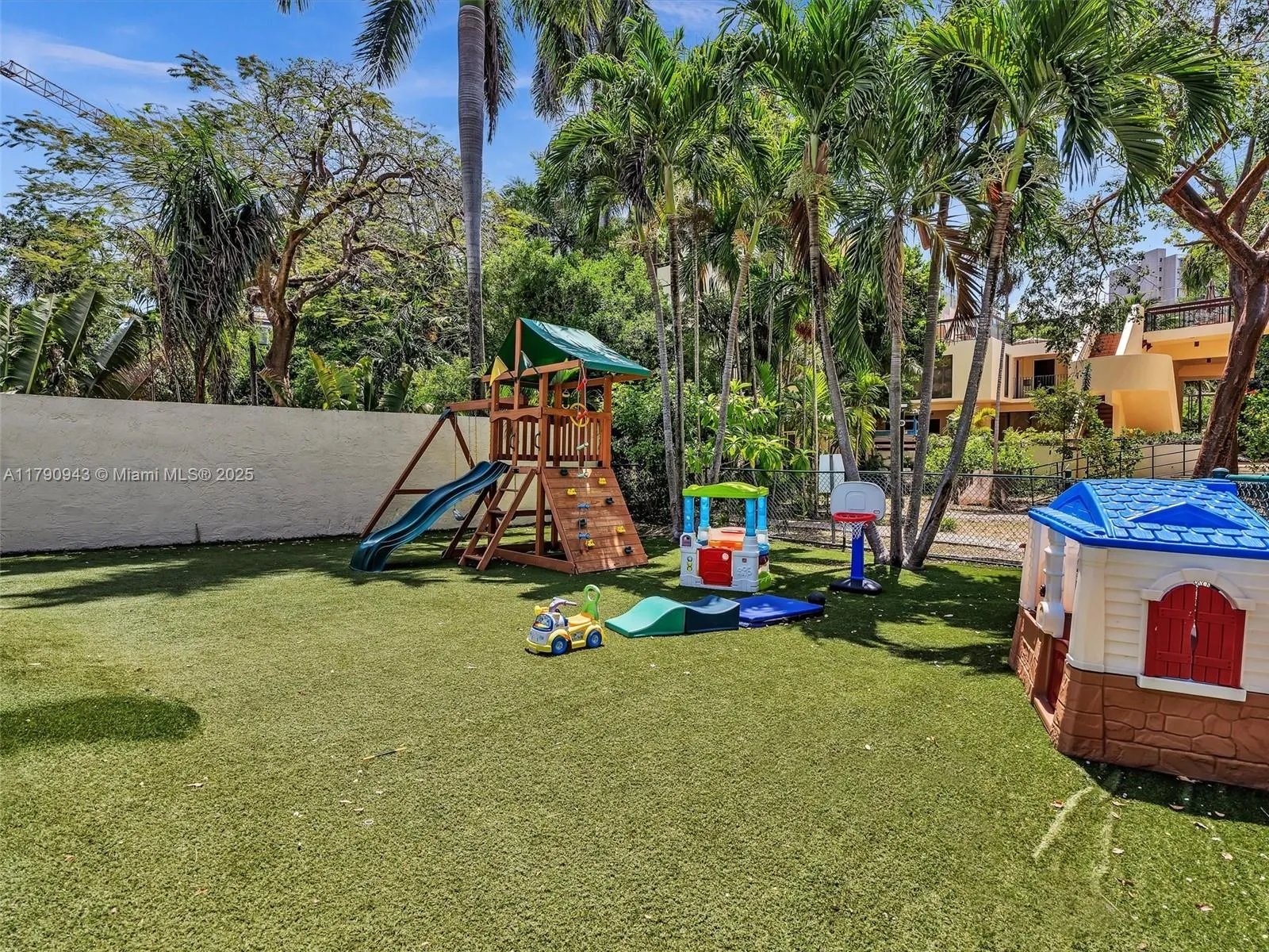 Miami, Florida 33129, United States, 2 Bedrooms Bedrooms, ,2 BathroomsBathrooms,Residential,Active,123746