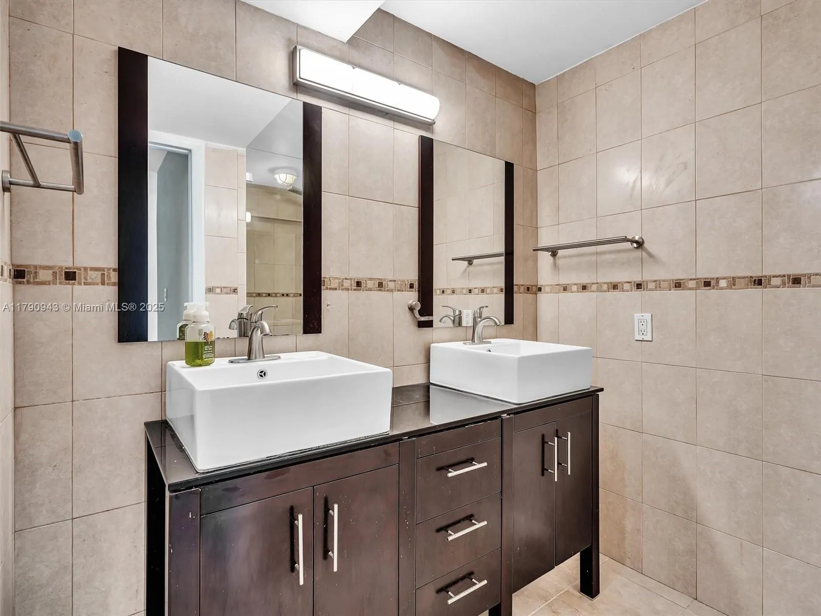 Miami, Florida 33129, United States, 2 Bedrooms Bedrooms, ,2 BathroomsBathrooms,Residential,Active,123746