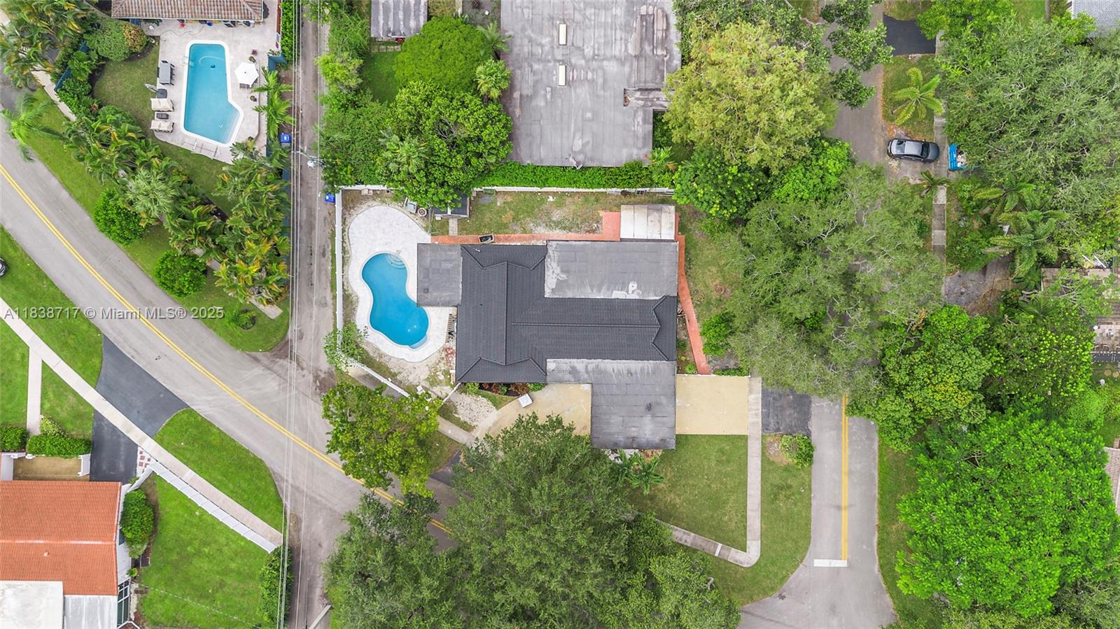 HOLLYWOOD HILLS - Residential