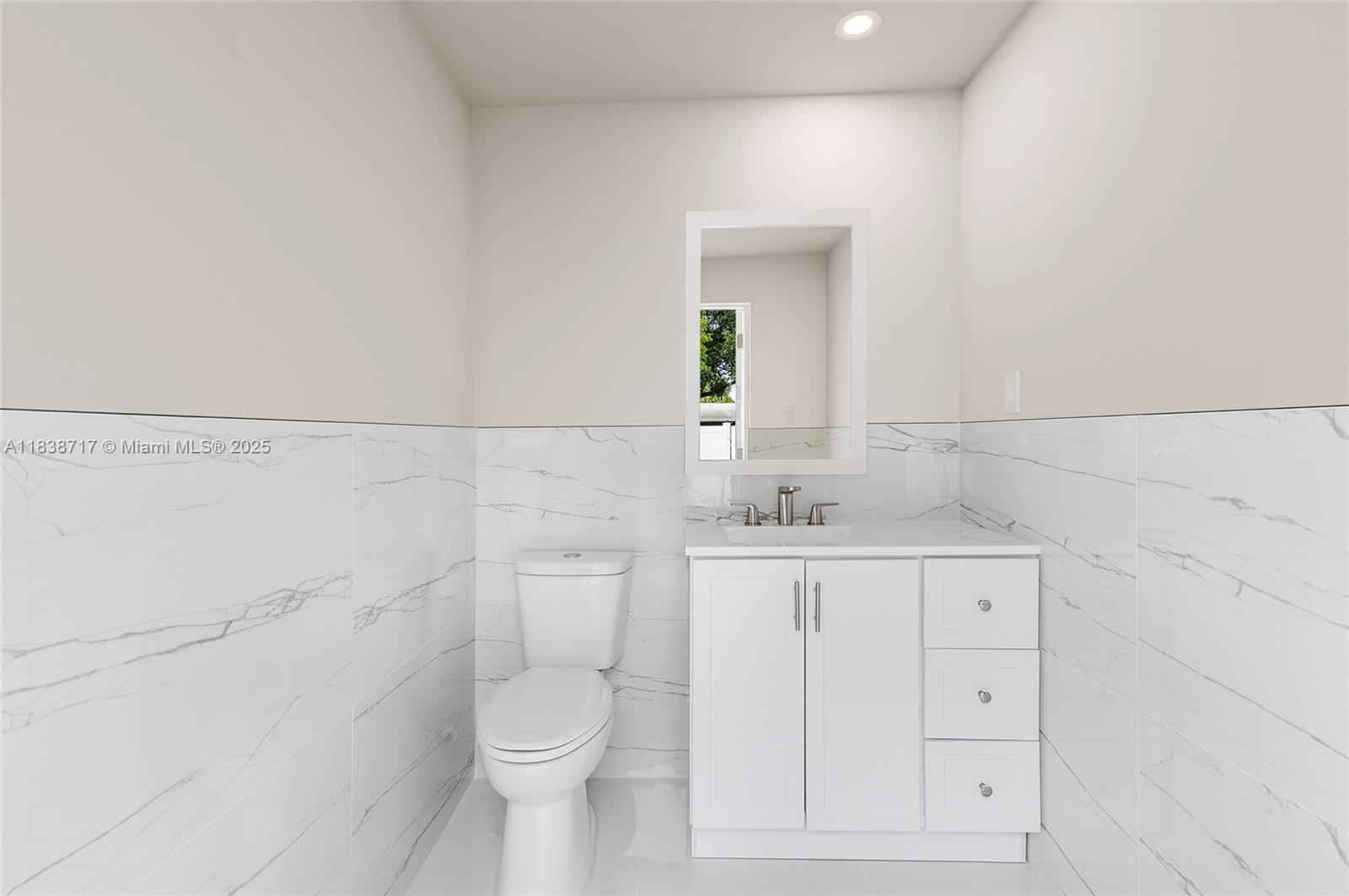 HOLLYWOOD HILLS - Residential