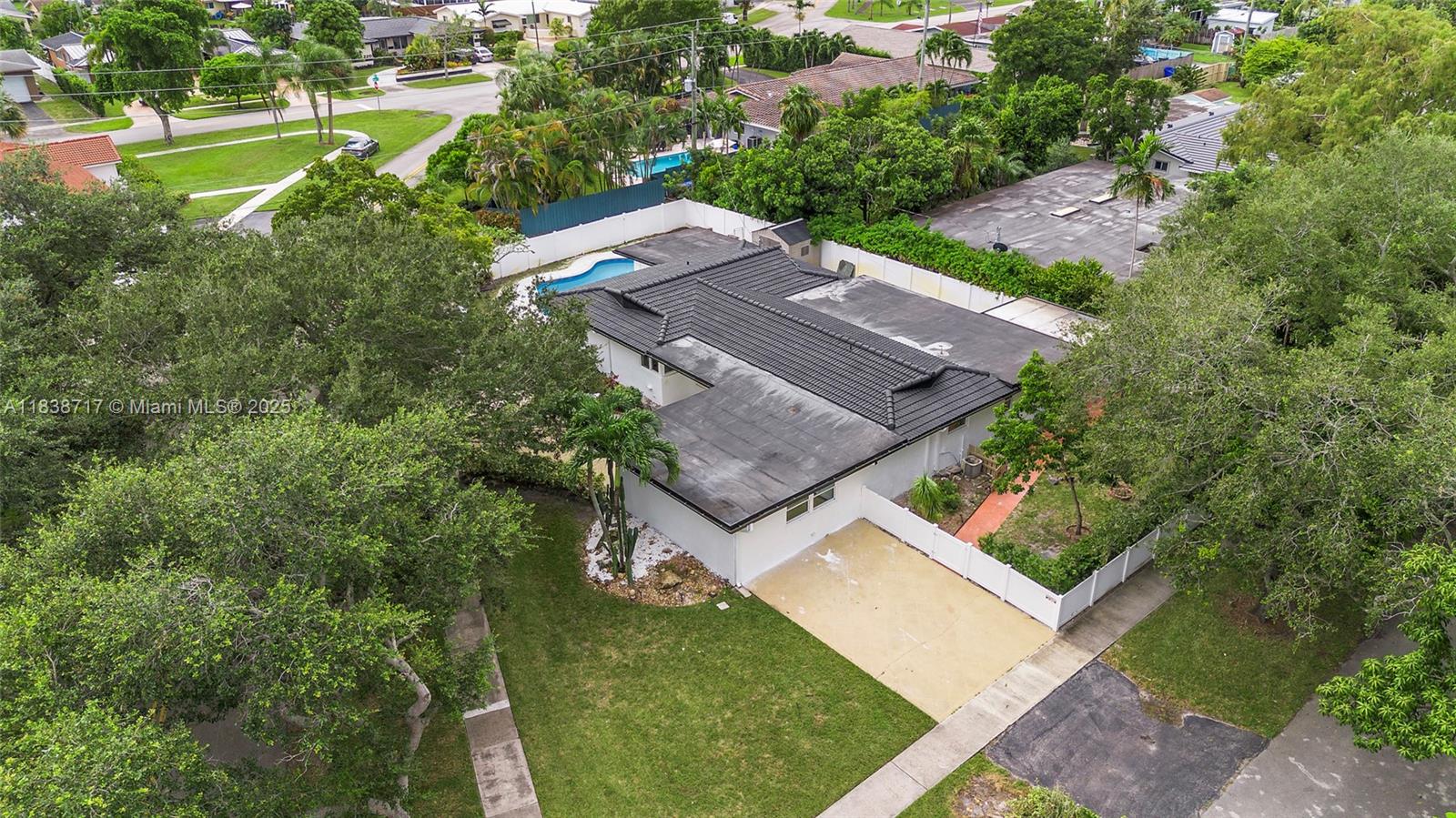 HOLLYWOOD HILLS - Residential