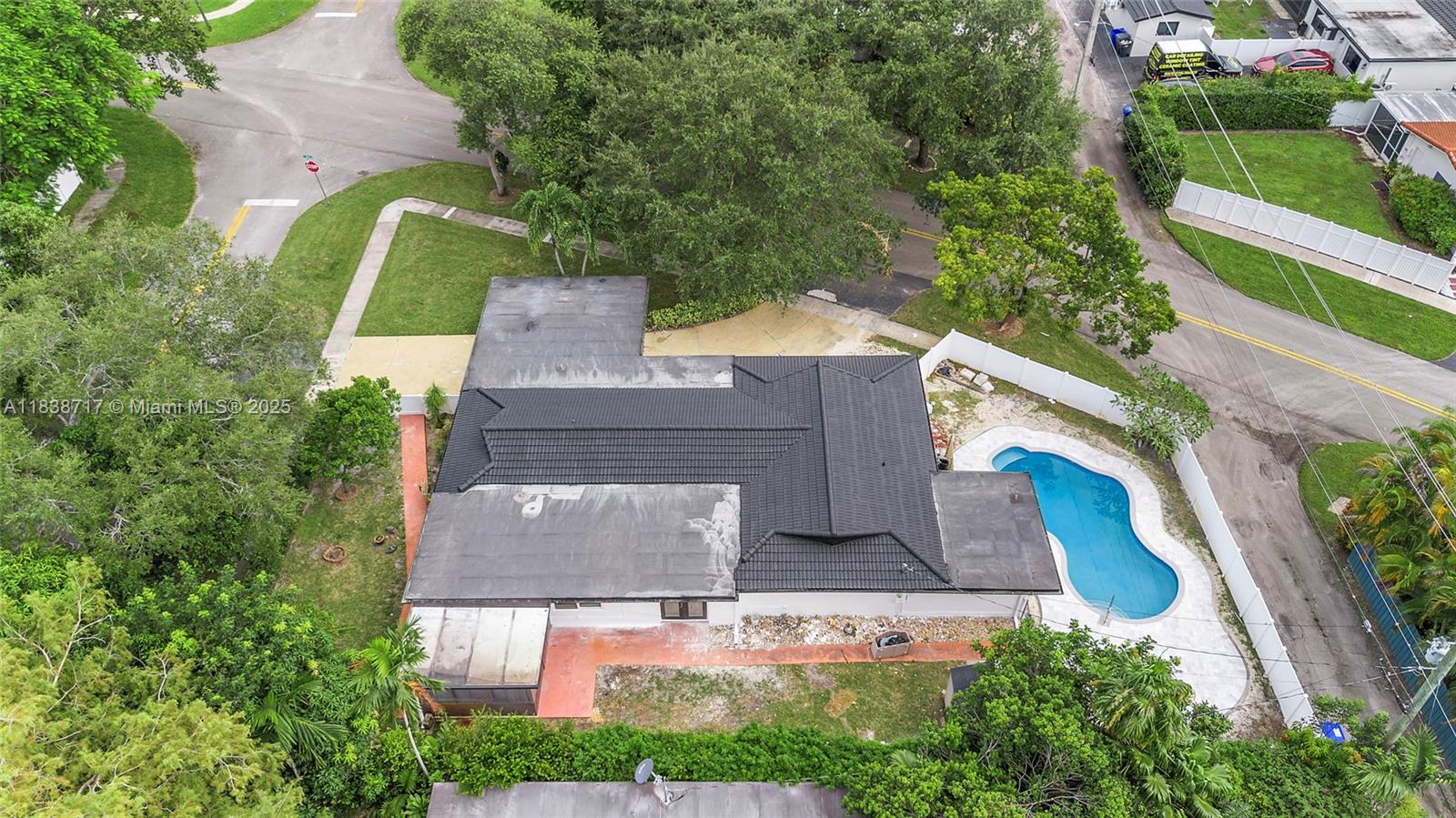 HOLLYWOOD HILLS - Residential