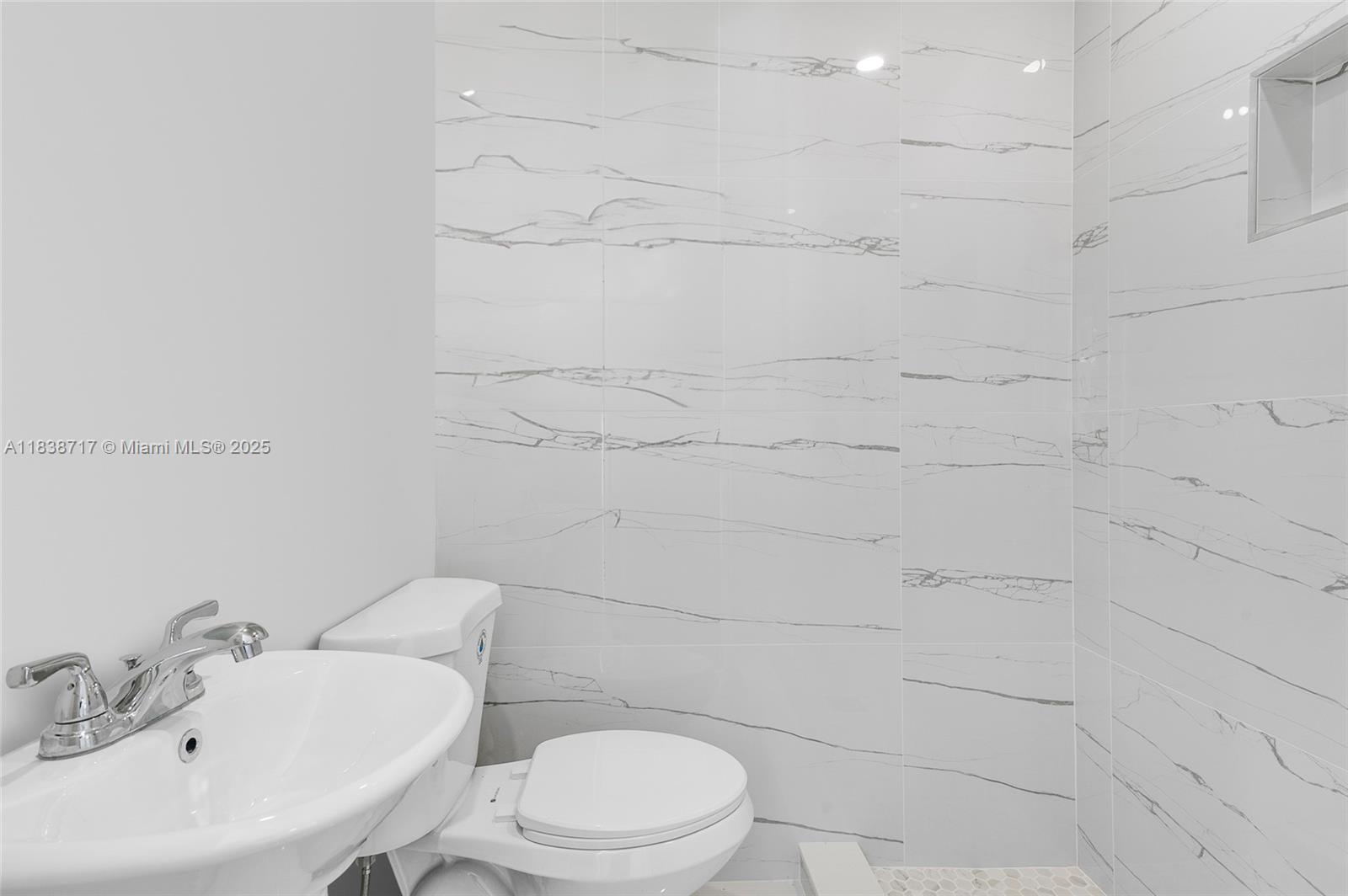 HOLLYWOOD HILLS - Residential