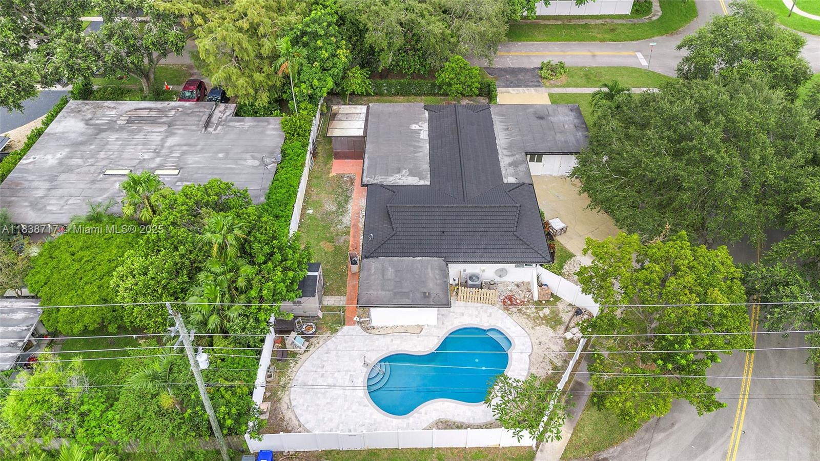 HOLLYWOOD HILLS - Residential