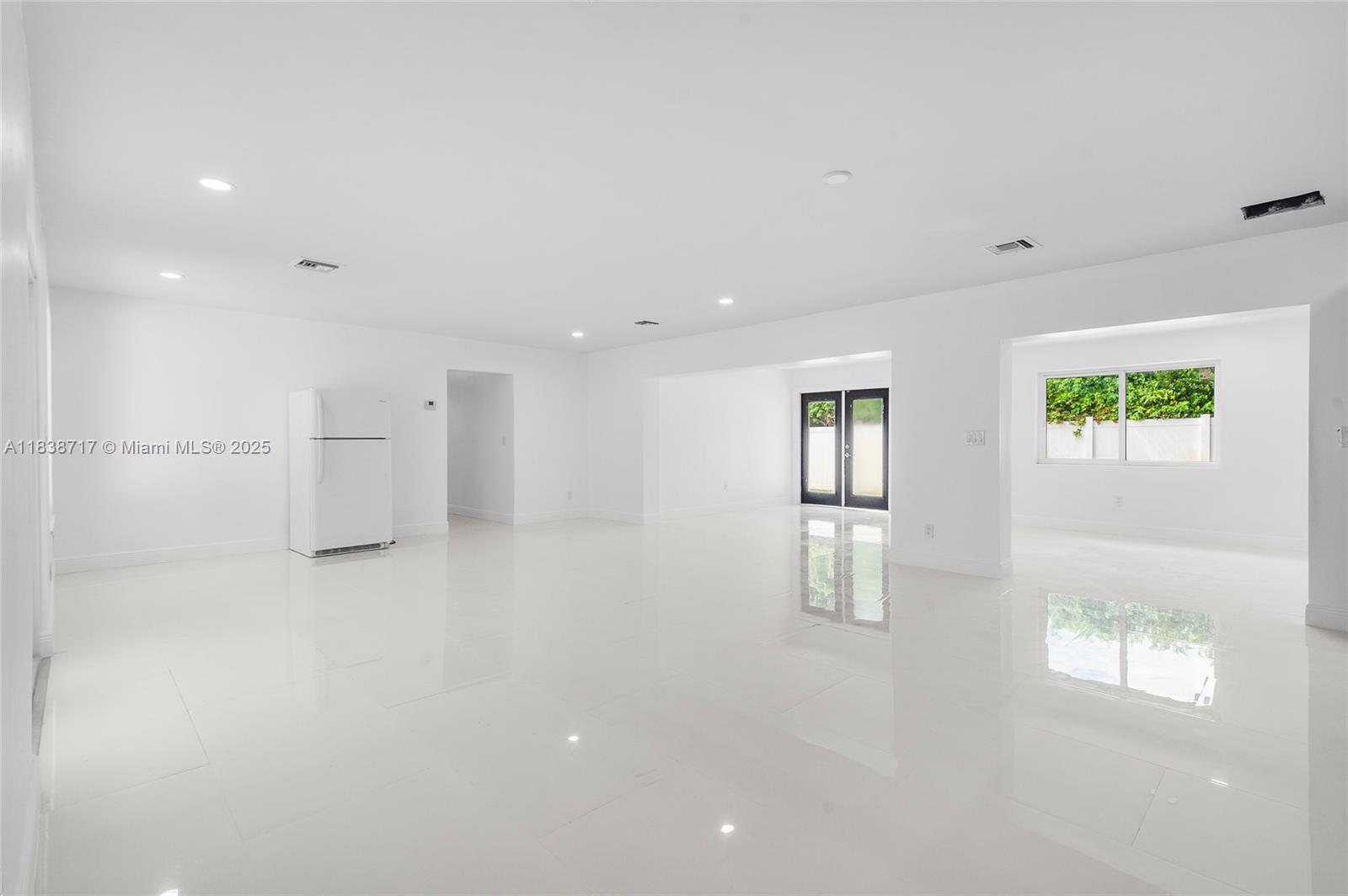 HOLLYWOOD HILLS - Residential