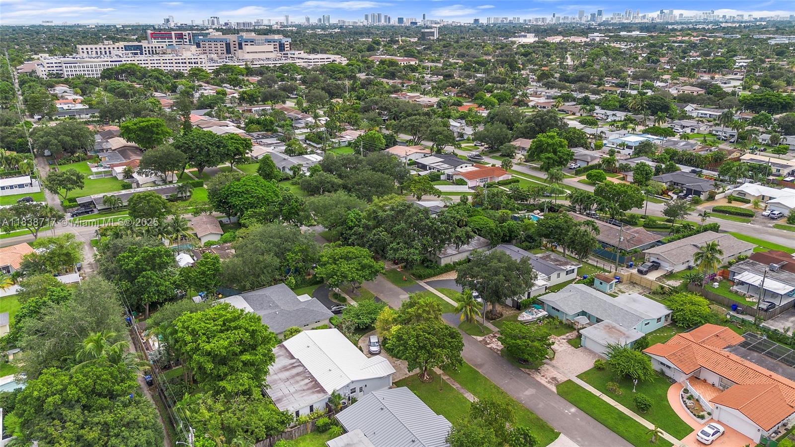 HOLLYWOOD HILLS - Residential