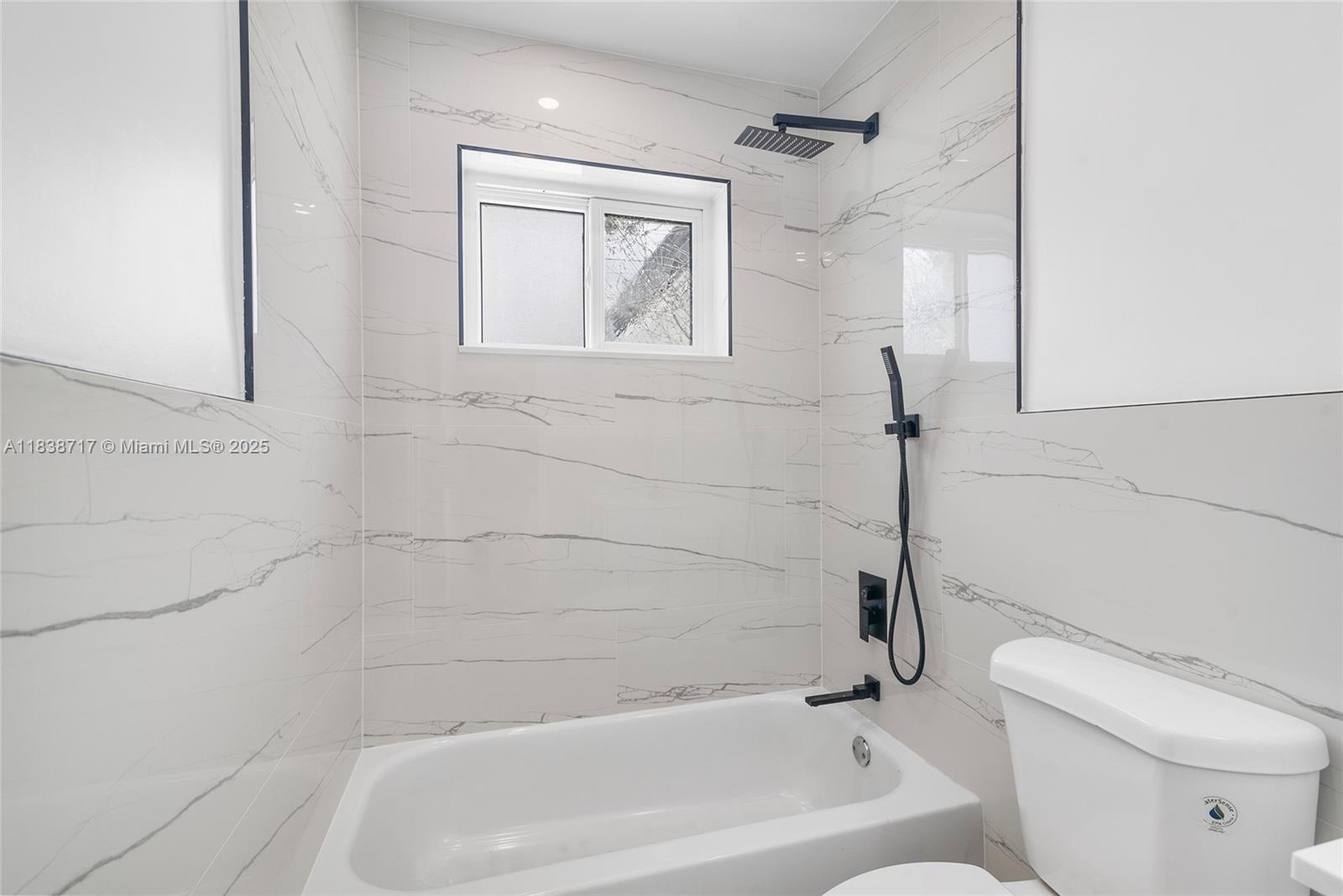 HOLLYWOOD HILLS - Residential