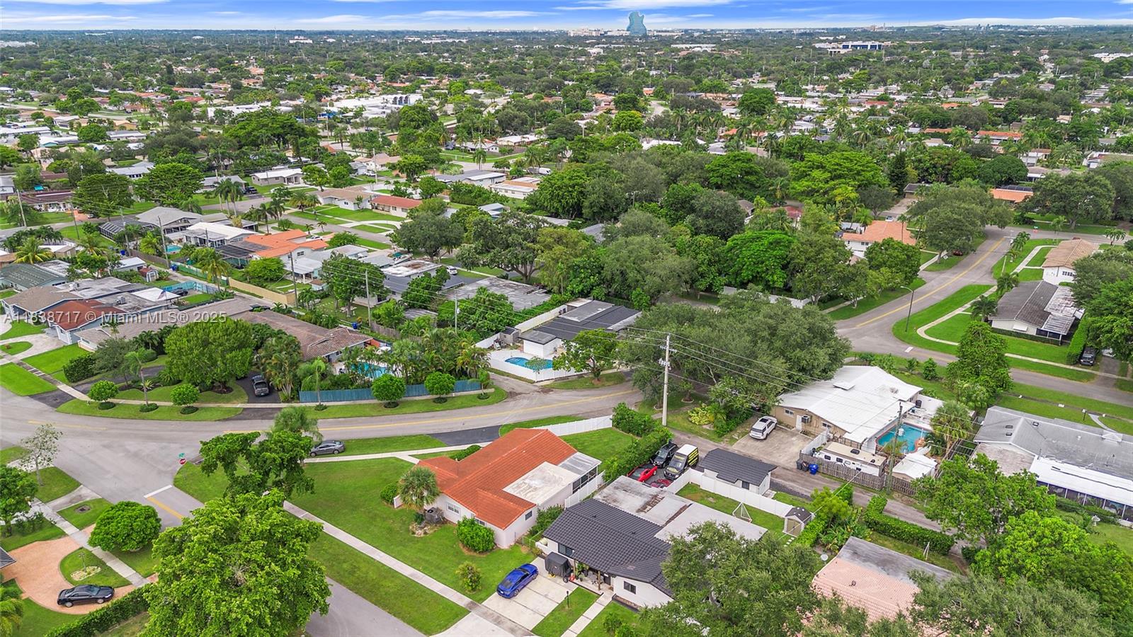 HOLLYWOOD HILLS - Residential