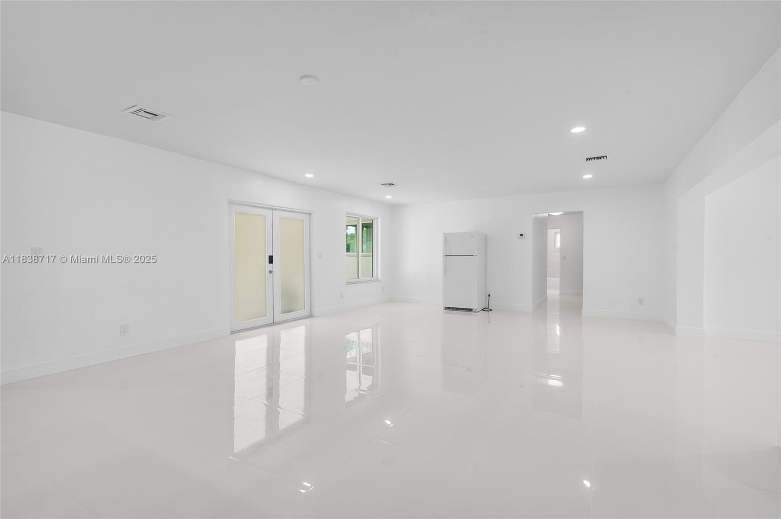 HOLLYWOOD HILLS - Residential