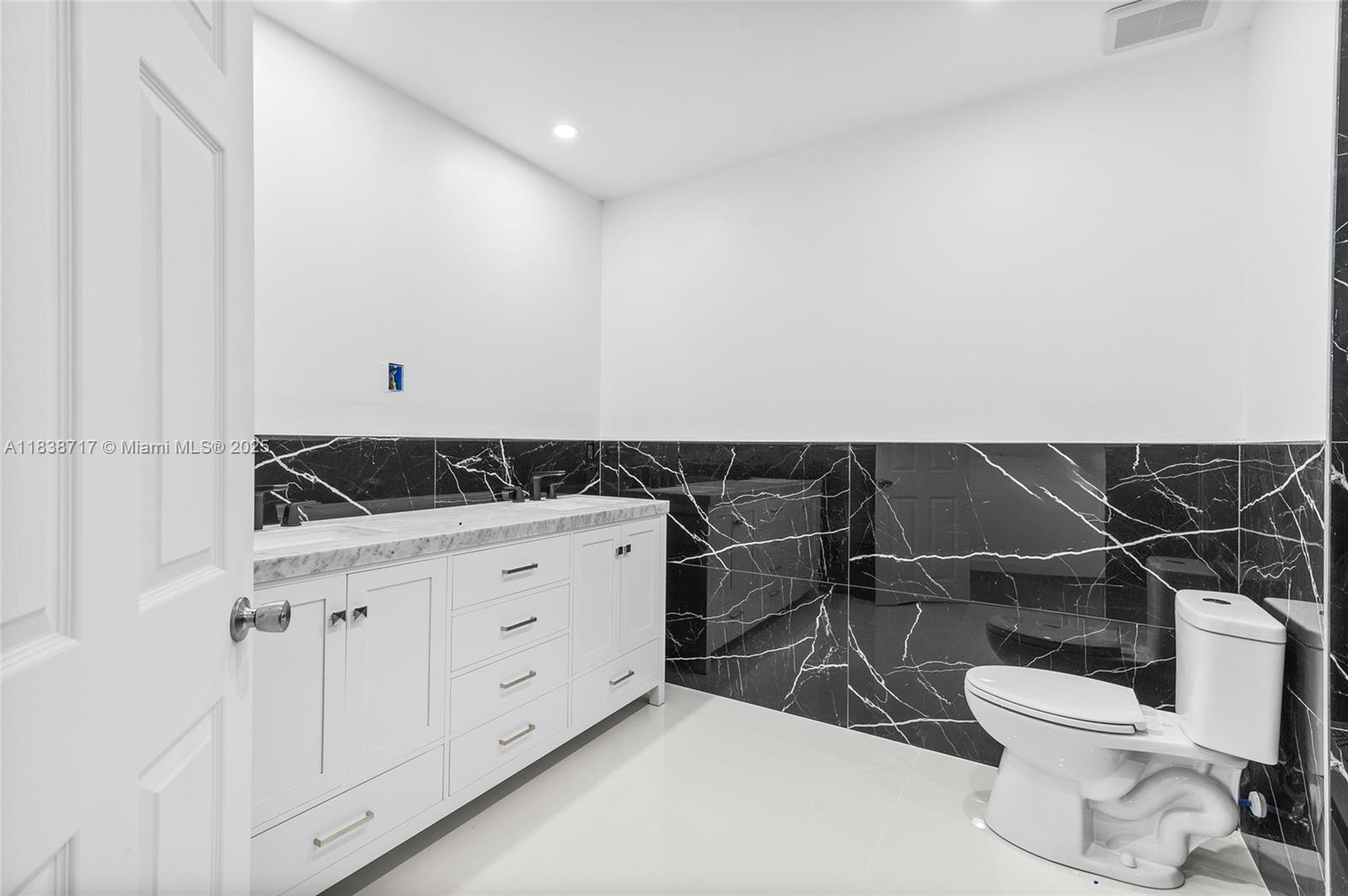 HOLLYWOOD HILLS - Residential