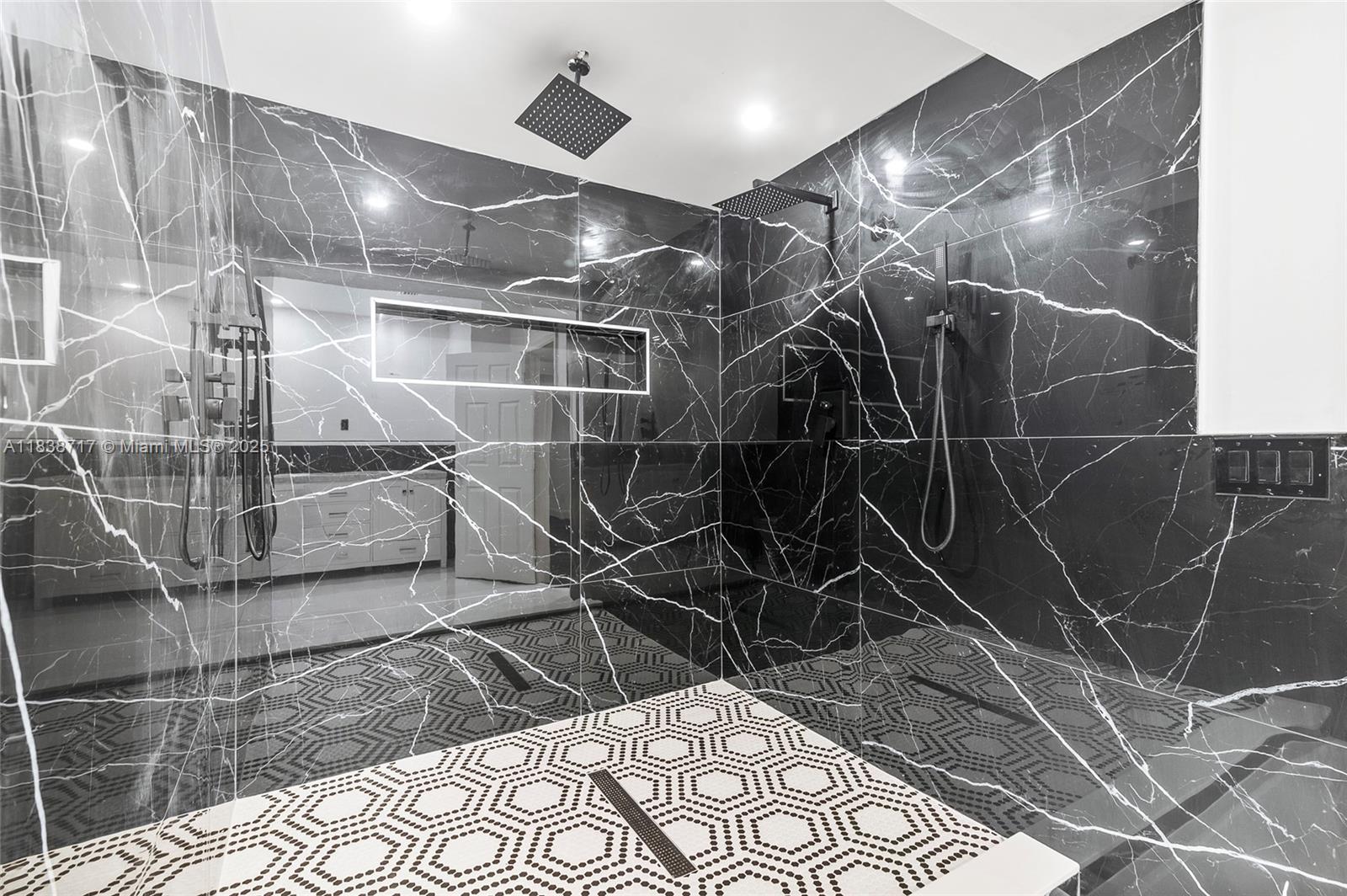 HOLLYWOOD HILLS - Residential