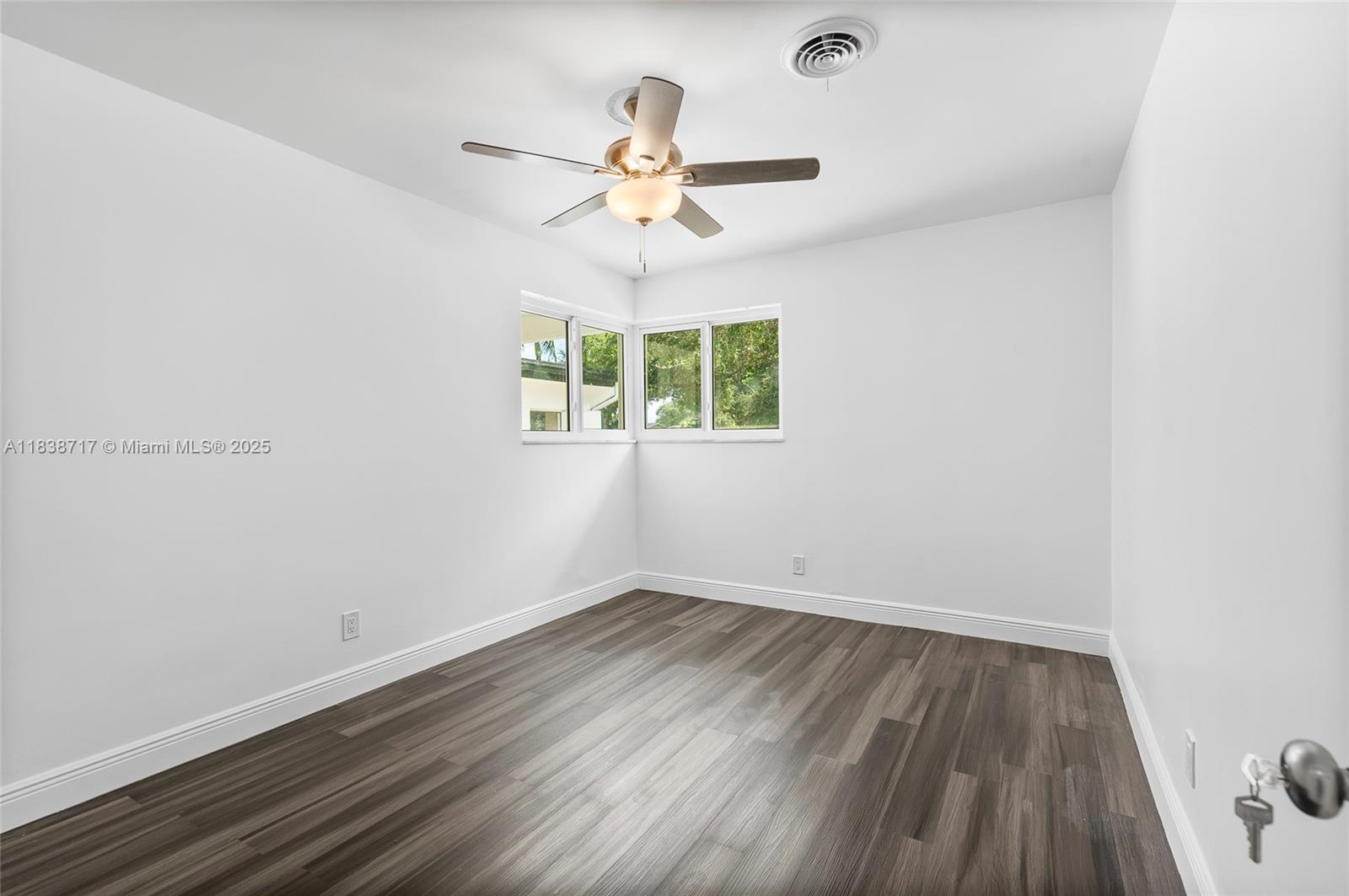 HOLLYWOOD HILLS - Residential