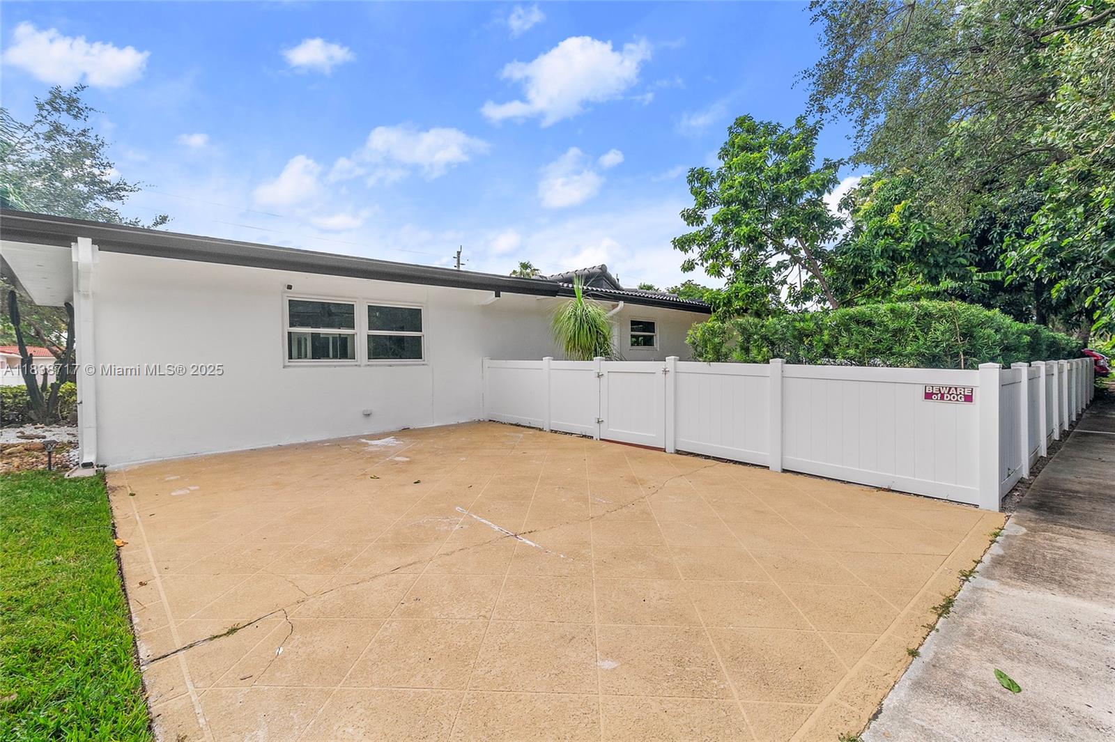 HOLLYWOOD HILLS - Residential