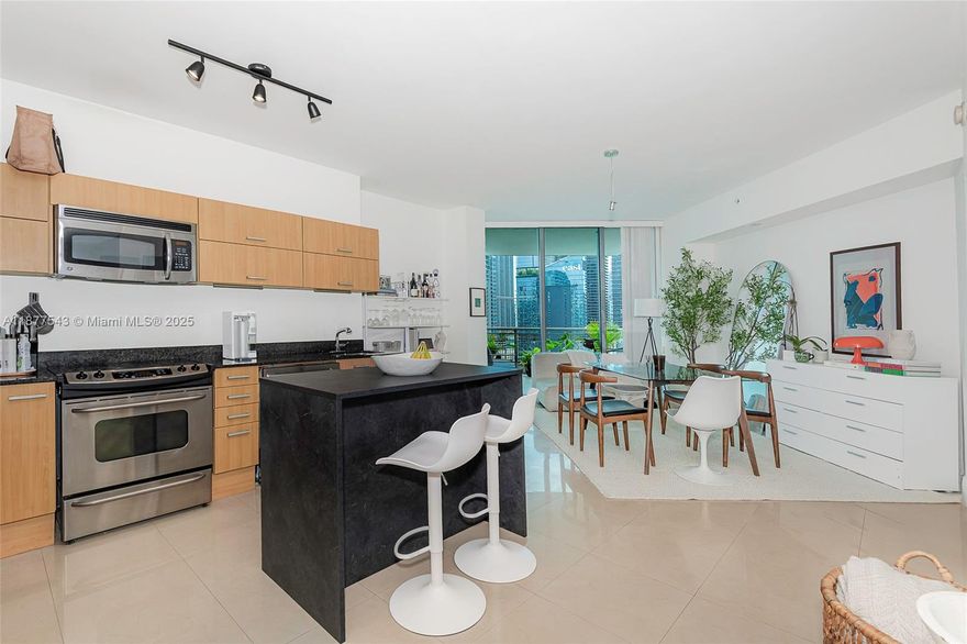 Don't Miss this opportunity to pamper yourself living in this luxury waterfront building. Unit is located on the 35th floor facing Miami river and Brickell City Centre.