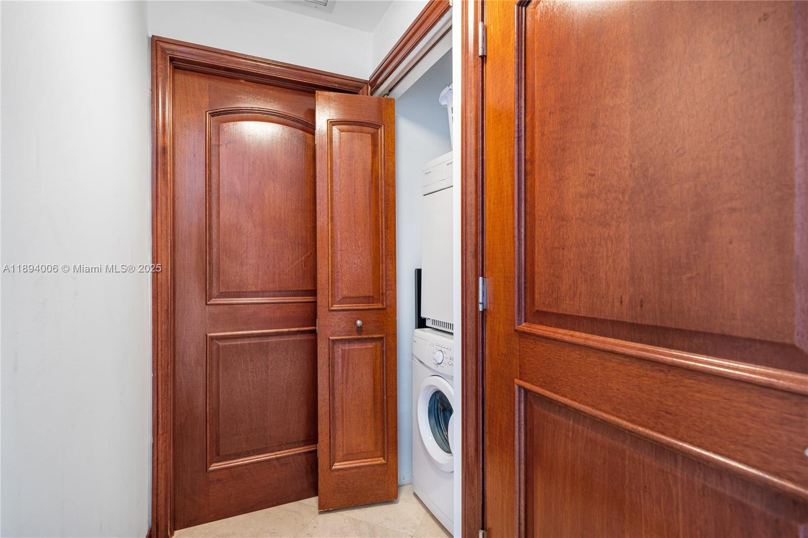 BLUE CONDO - Residential Lease