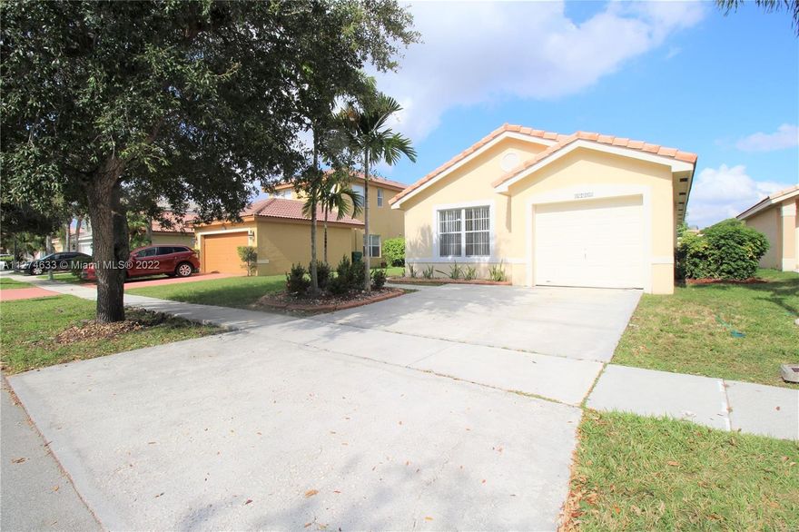 Breathtaking Lake views, Renovated 3 Bedroom 2 Bathroom. Newer Kitchen Cabinets, Newer Flooring, New Washer. Gated Community, Cable Included. Community Pool.  Close to Memorial Miramar Hospital, Memorial Regional Park, 10 min to I-75. Easy to show,  Gated Community . A must see !
