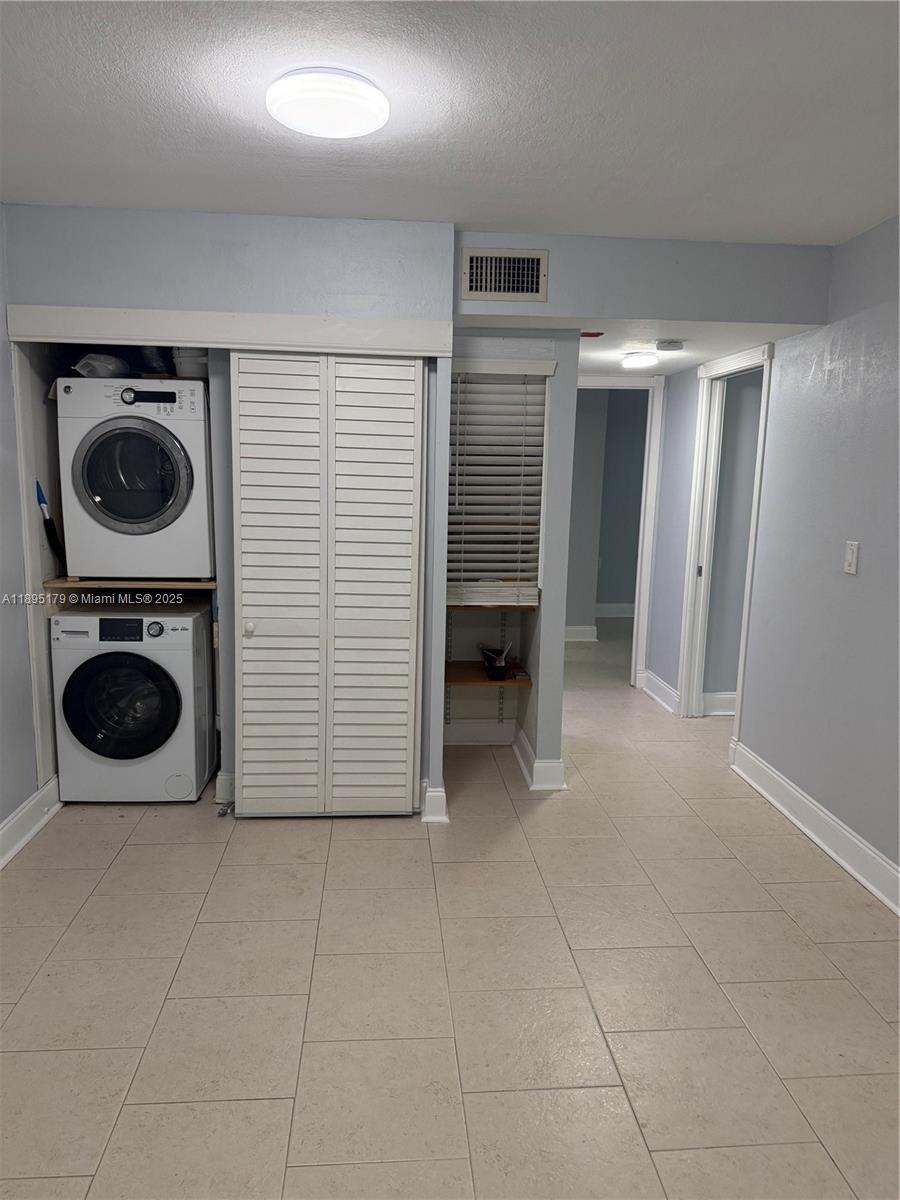 THE COURTS AT KENDALL CON - Residential Lease
