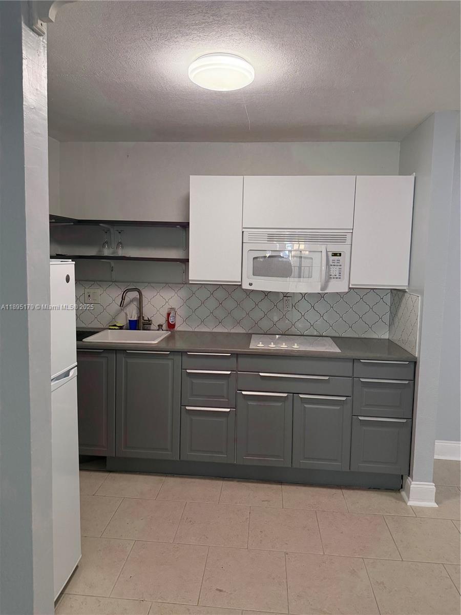 THE COURTS AT KENDALL CON - Residential Lease