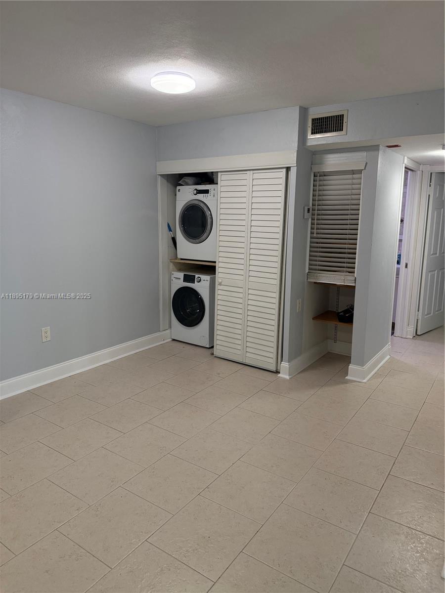 THE COURTS AT KENDALL CON - Residential Lease