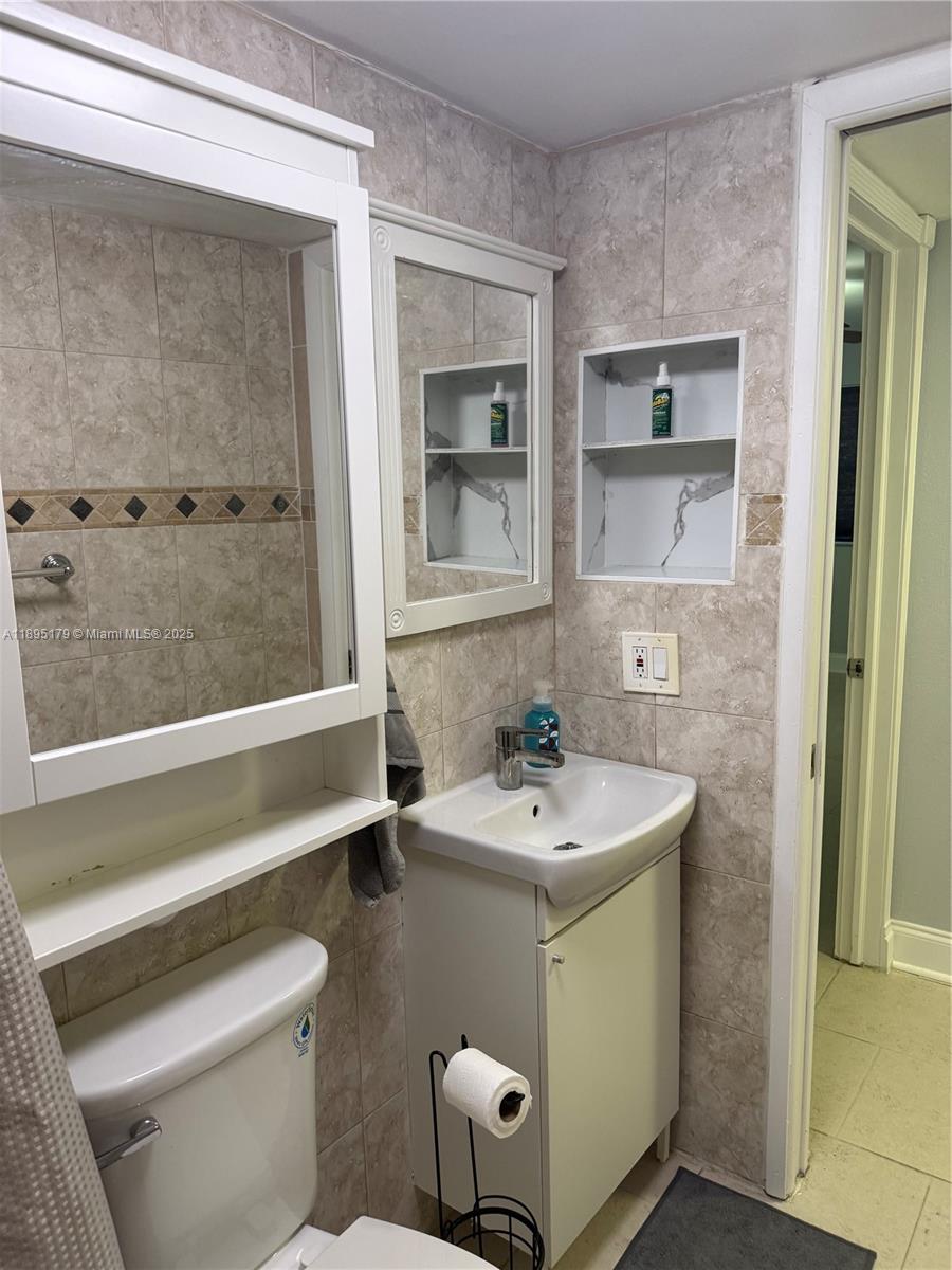 THE COURTS AT KENDALL CON - Residential Lease