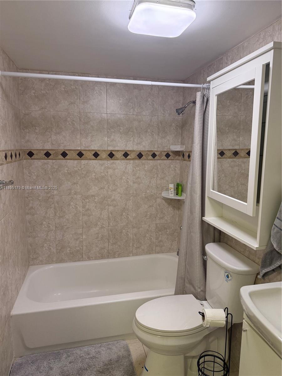 THE COURTS AT KENDALL CON - Residential Lease