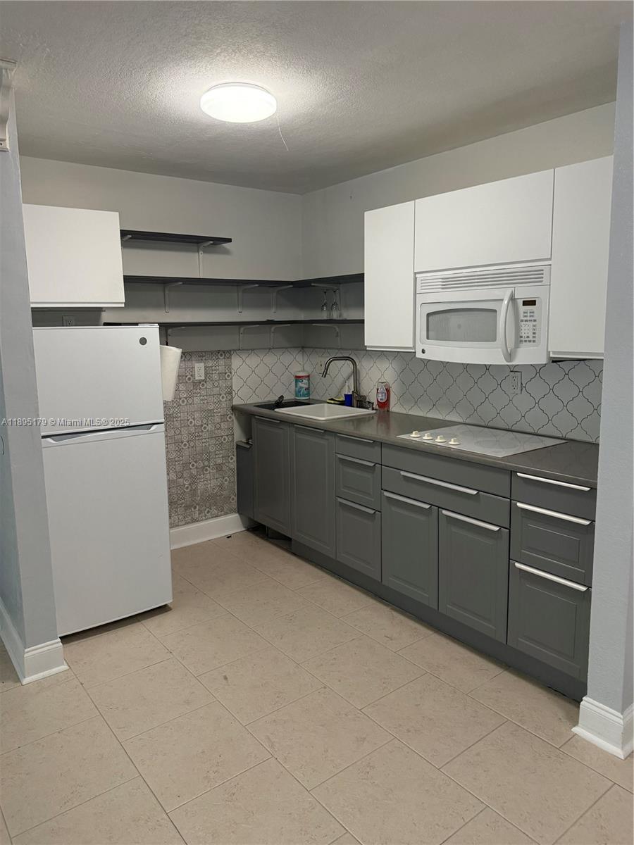 THE COURTS AT KENDALL CON - Residential Lease