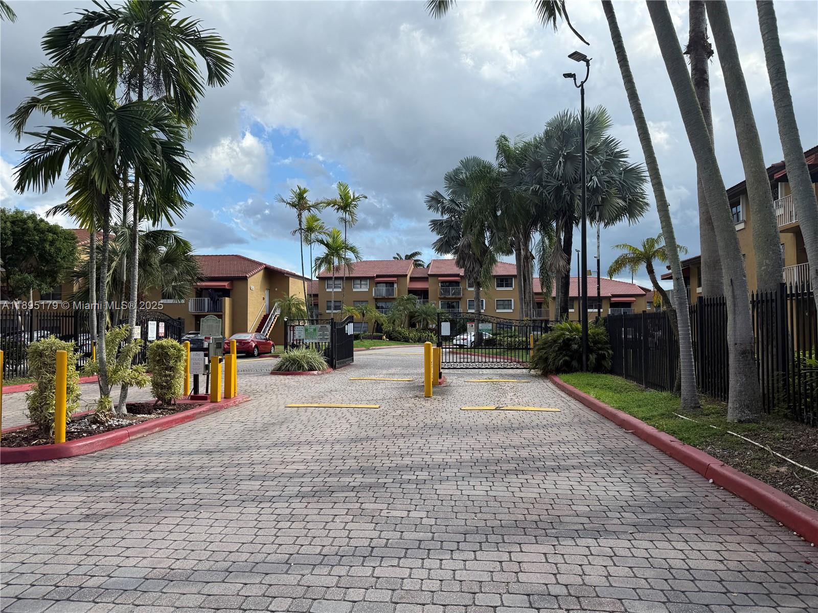 THE COURTS AT KENDALL CON - Residential Lease