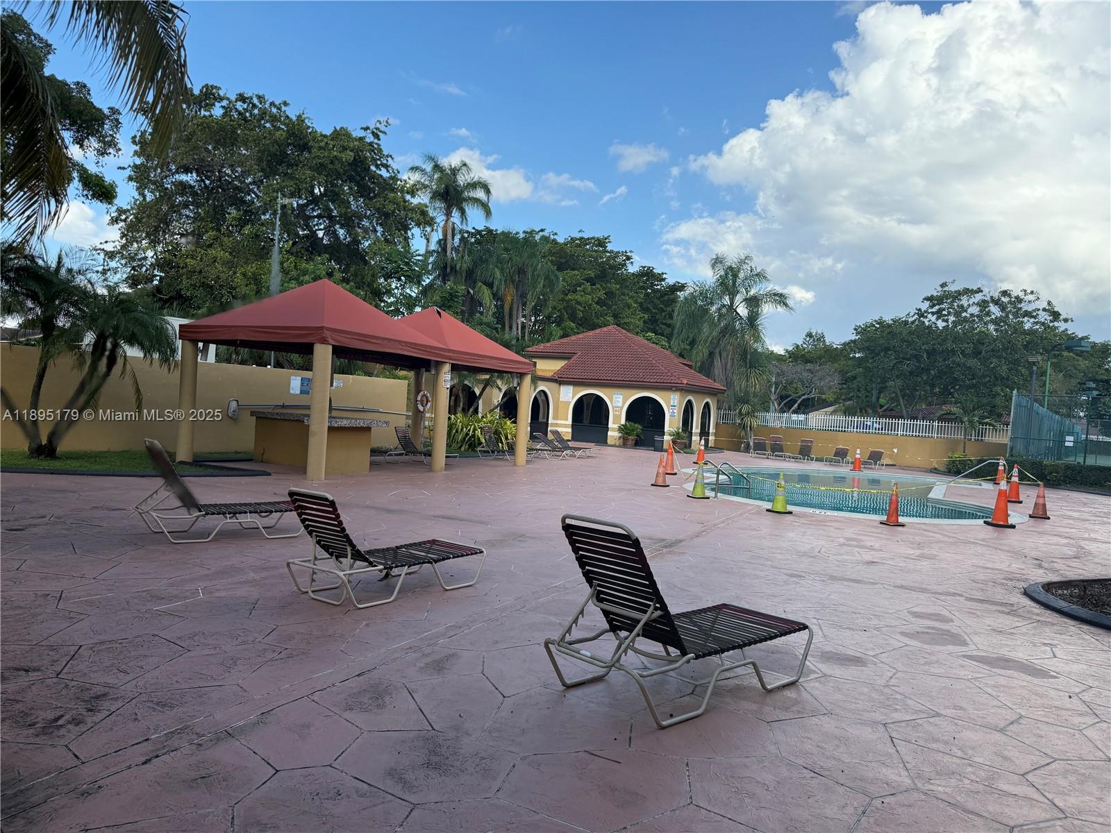 THE COURTS AT KENDALL CON - Residential Lease